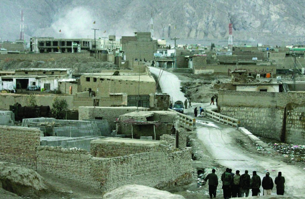 Bomb rips through Pakistan market, killing 63
