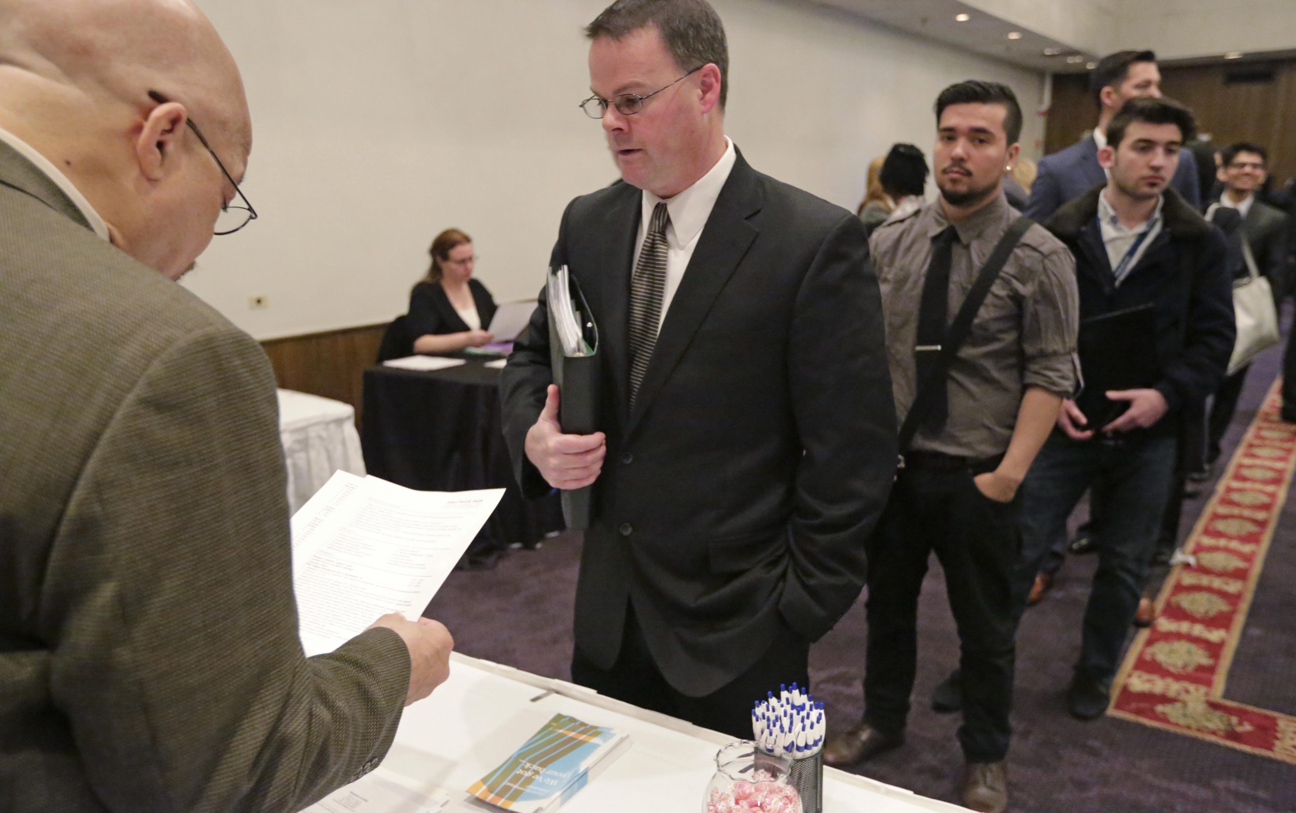 Economy adds 292,000 jobs in December, unemployment ends year at 5 percent