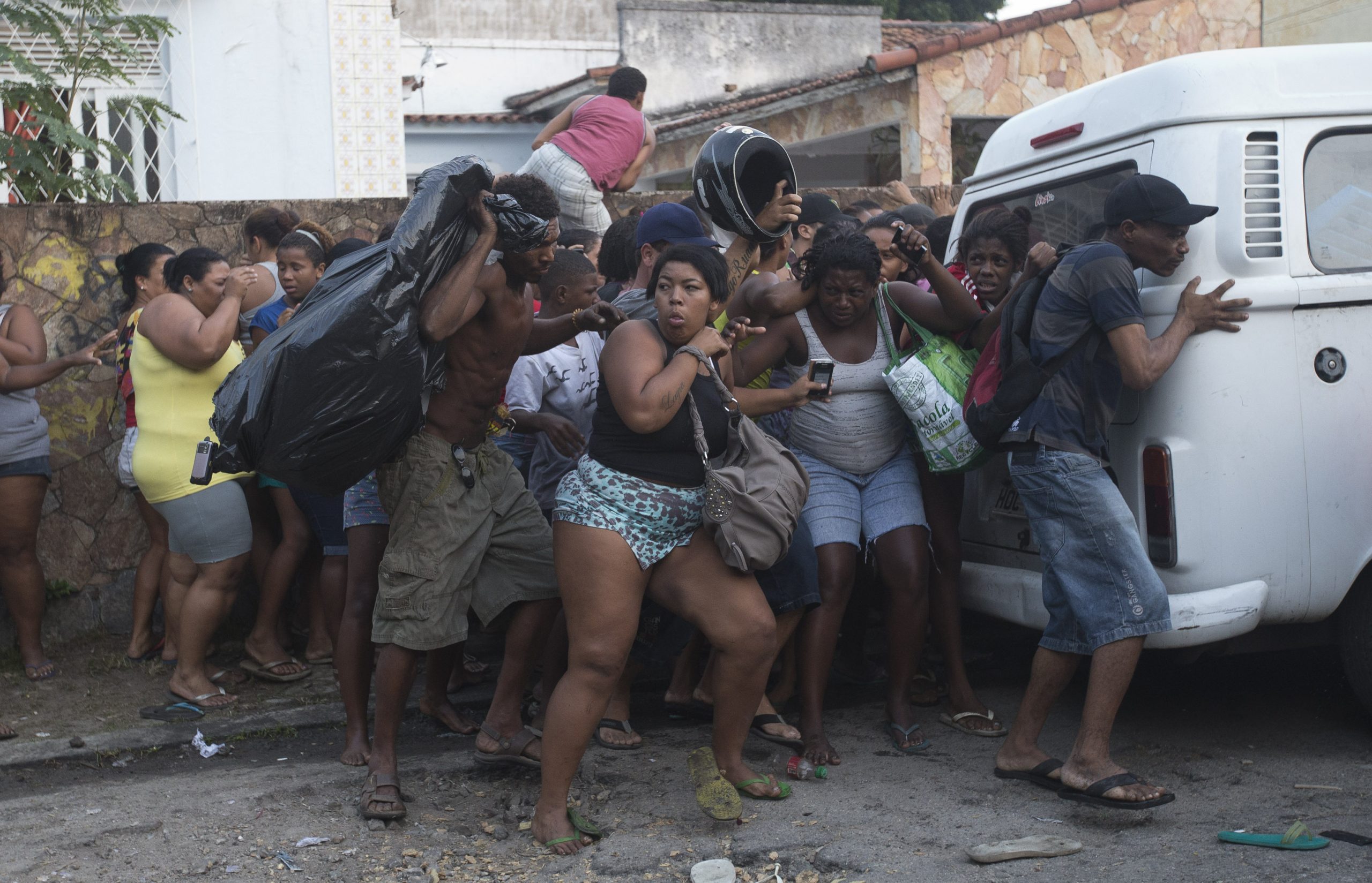 Squatters, Brazil police clash in Rio de Janeiro