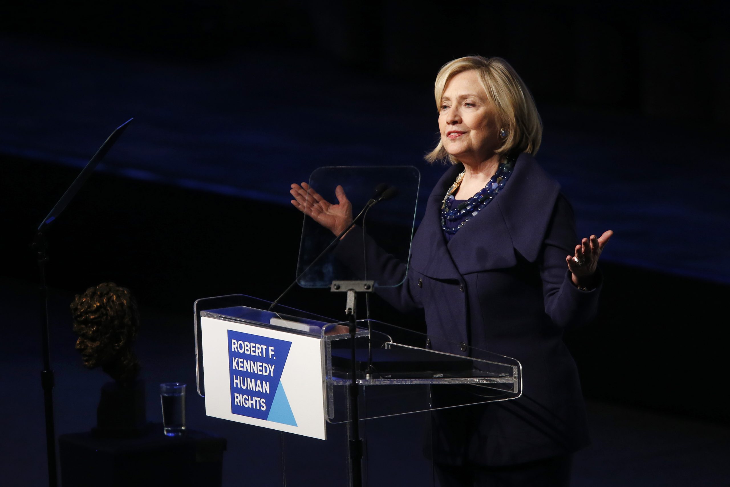 Clinton strongly backs Obama’s Cuba deal