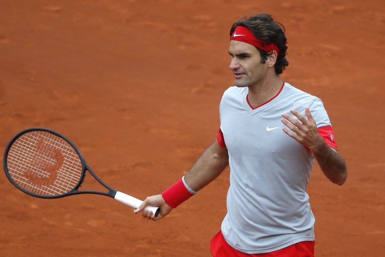 Switzerland's Roger Federer reacts after missing a return during the fourth round match of the French Open tennis tournament against Latvia's Ernests Gulbis at the Roland Garros stadium, in Paris, France, Sunday, June 1, 2014. (AP Photo/Michel Euler)