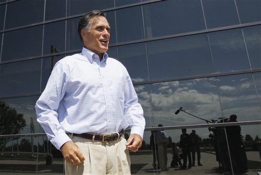 In Iowa, Romney defends banks