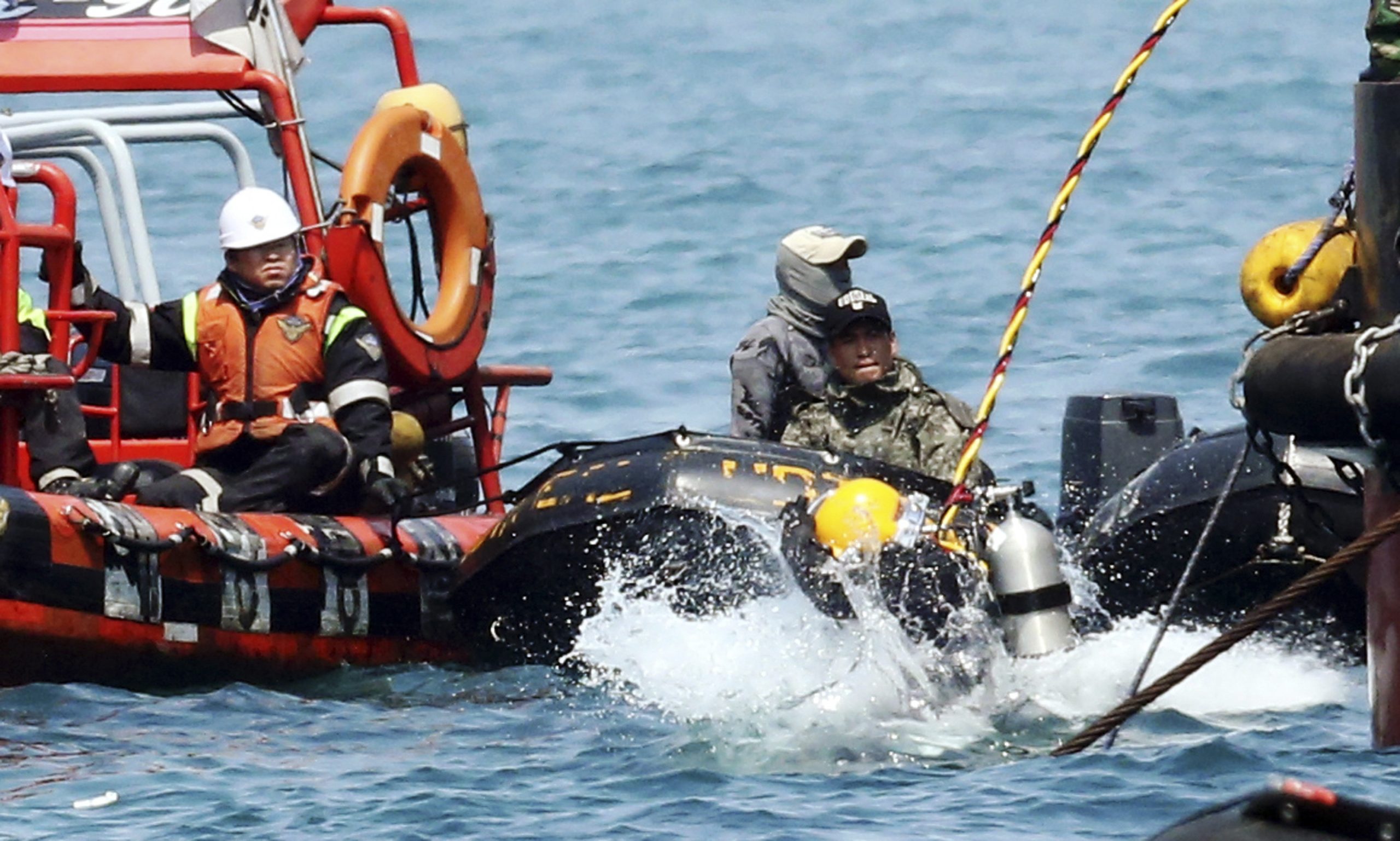 Divers battle darkness and fear to find bodies