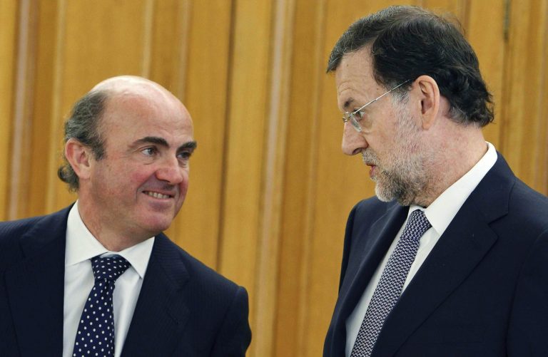   Spain's Economy Minister Luis de Guindos, left and Spain's Prime Minister Mariano Rajoy talk during a swearing in ceremony for the new governor of the Bank of Spain Luis Maria Linde, unseen, at the Zarzuela Palace in Madrid Monday June 11, 2012. The current Bank of Spain governor Miguel Fernandez Ordonez is stepping down a month earlier than scheduled. (AP Photo/Angel Diaz,Pool)  