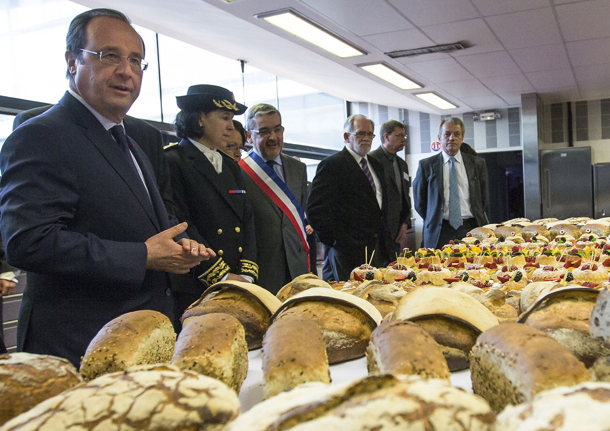 France hosts dueling dinners for Obama, Putin
