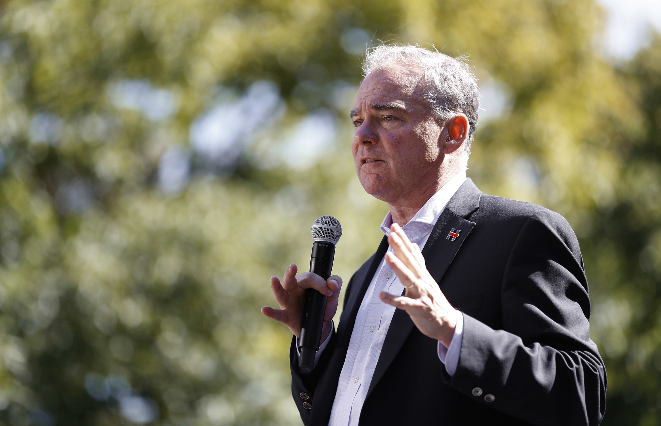 In Iowa, Kaine keeps up attacks on Trump’s birtherism