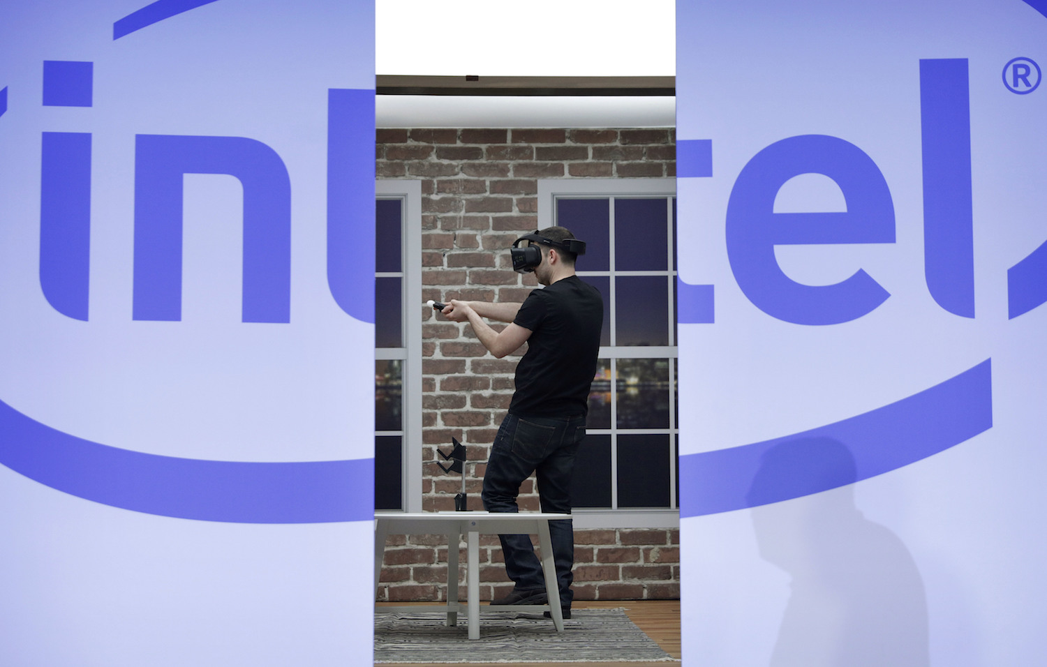 Trump to meet with Intel CEO who opposes immigration ban