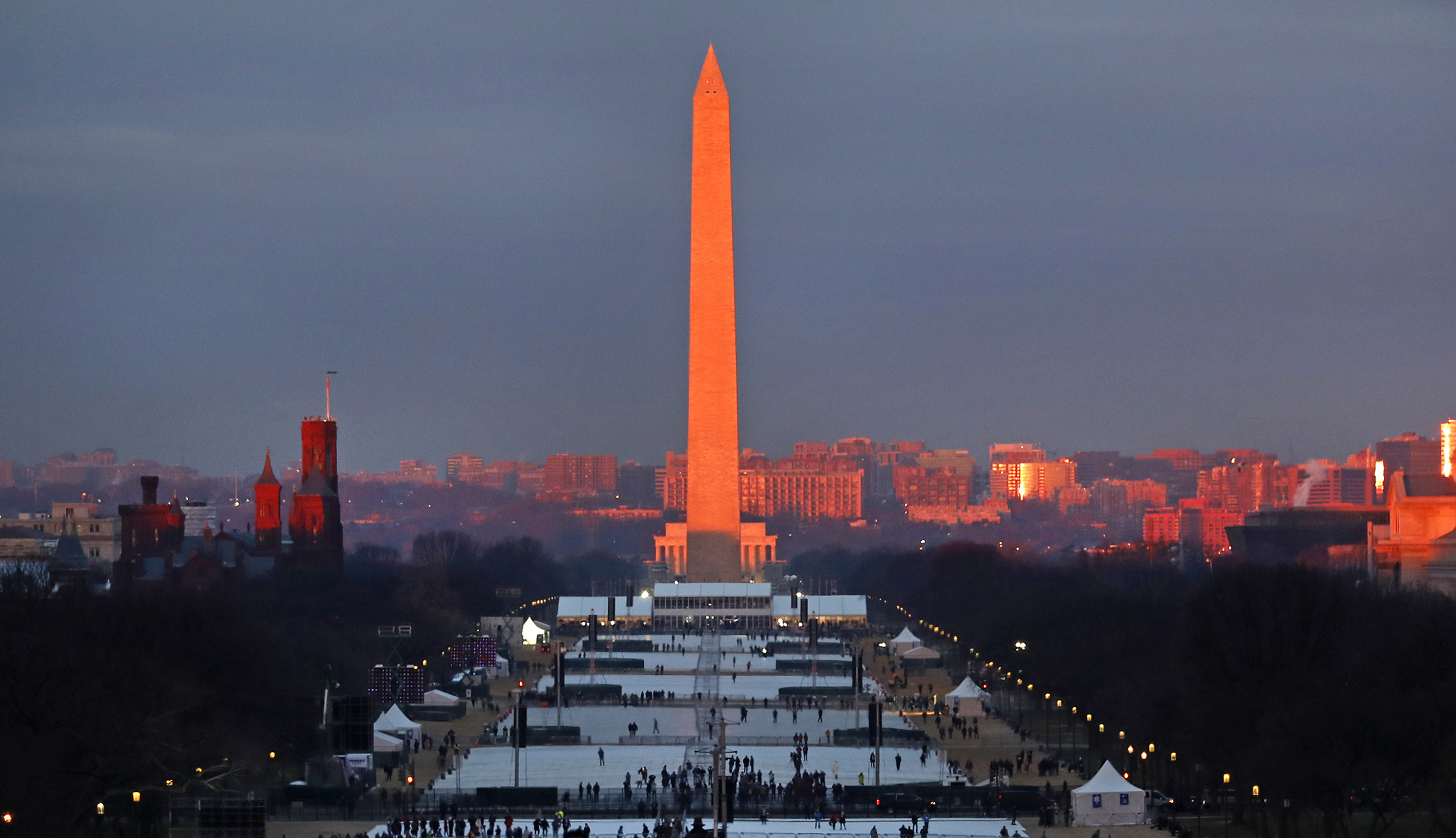 Media swing back at Trump in fight over inauguration crowd size