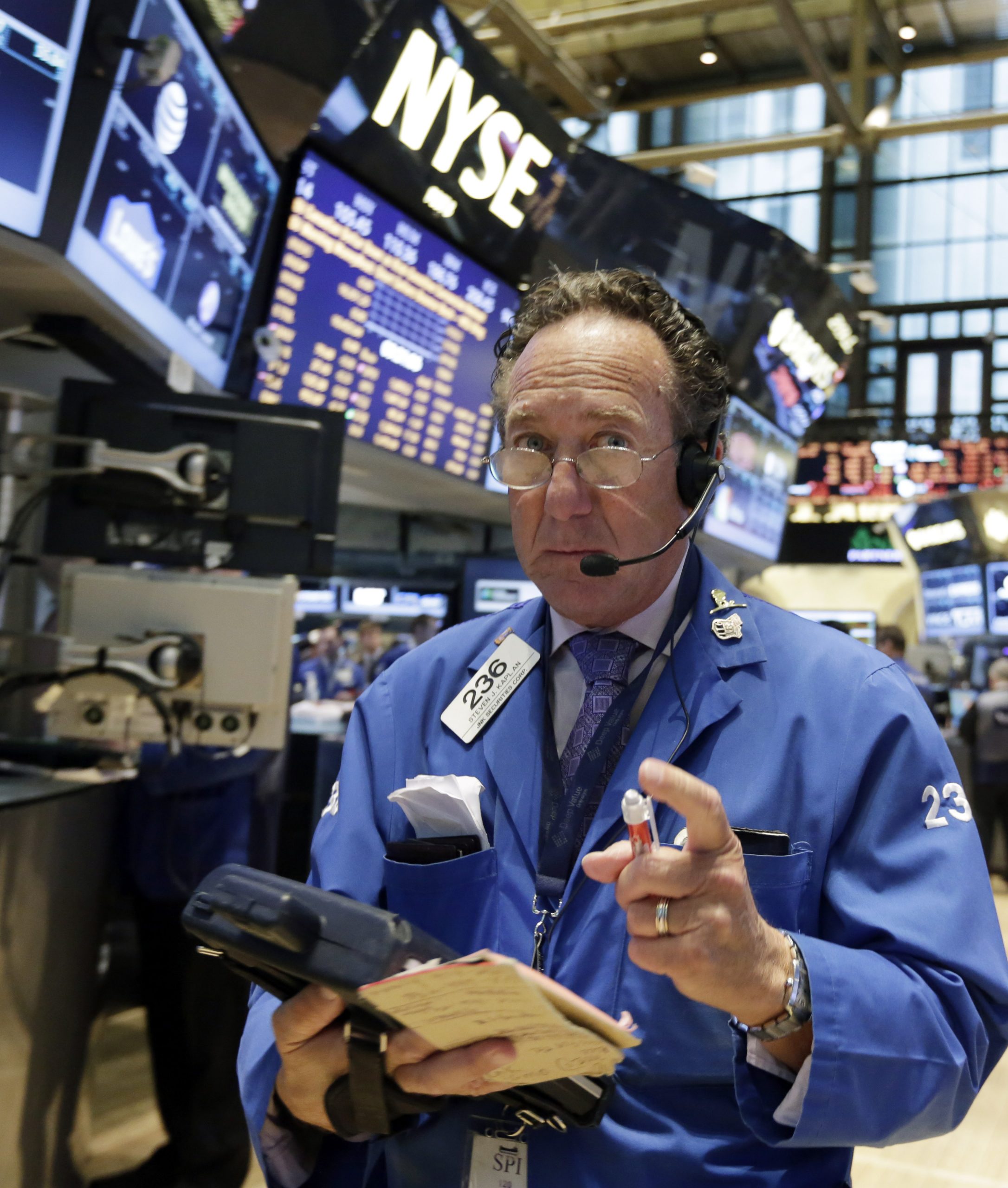 Tech companies, Citigroup tug US stocks lower