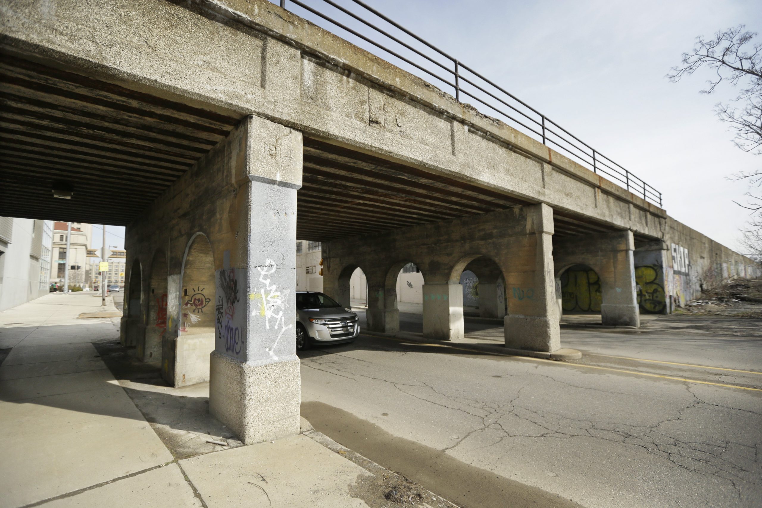 Project to transform 2 Detroit railroad viaducts