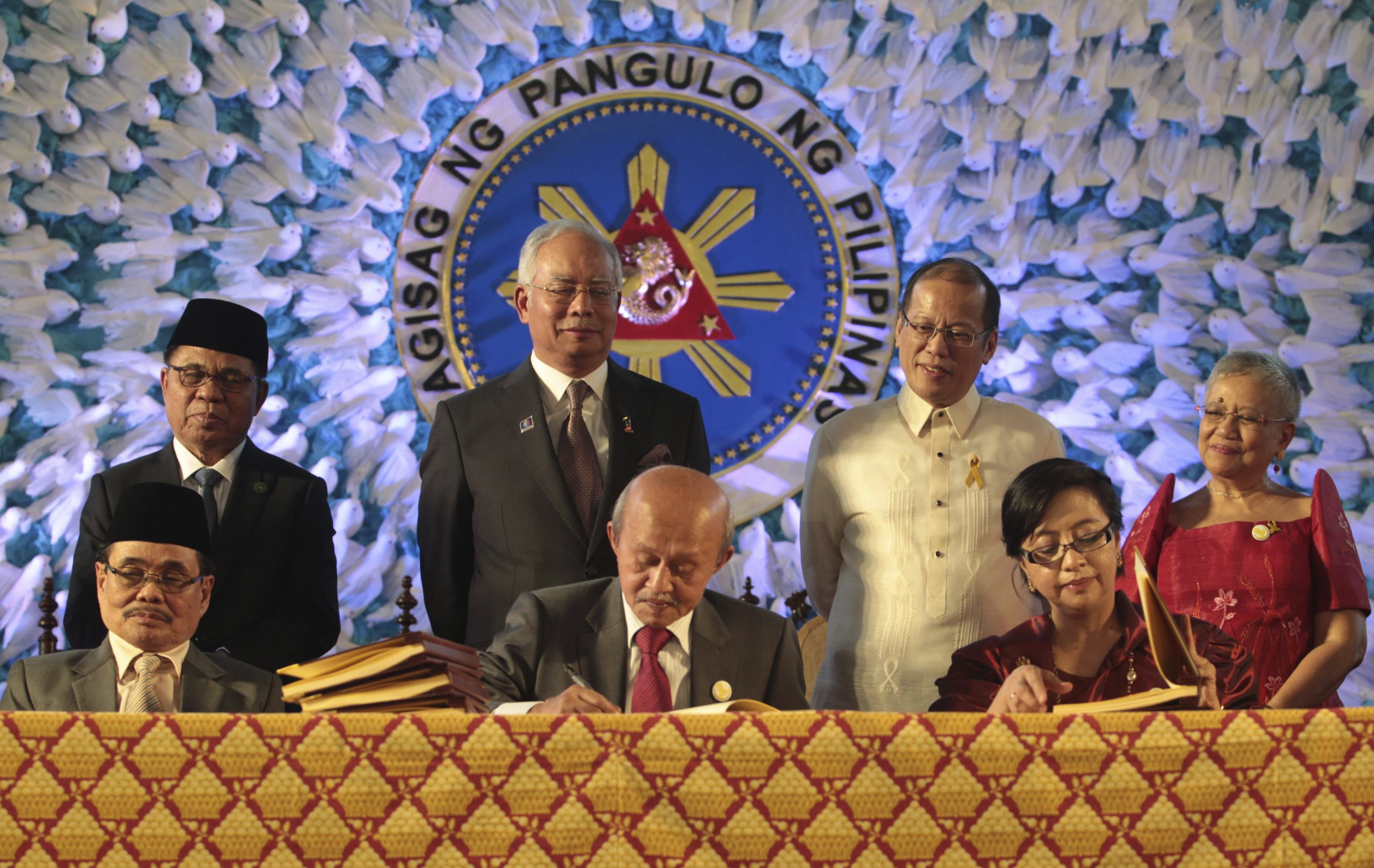 Philippines and Muslim rebel group sign peace deal