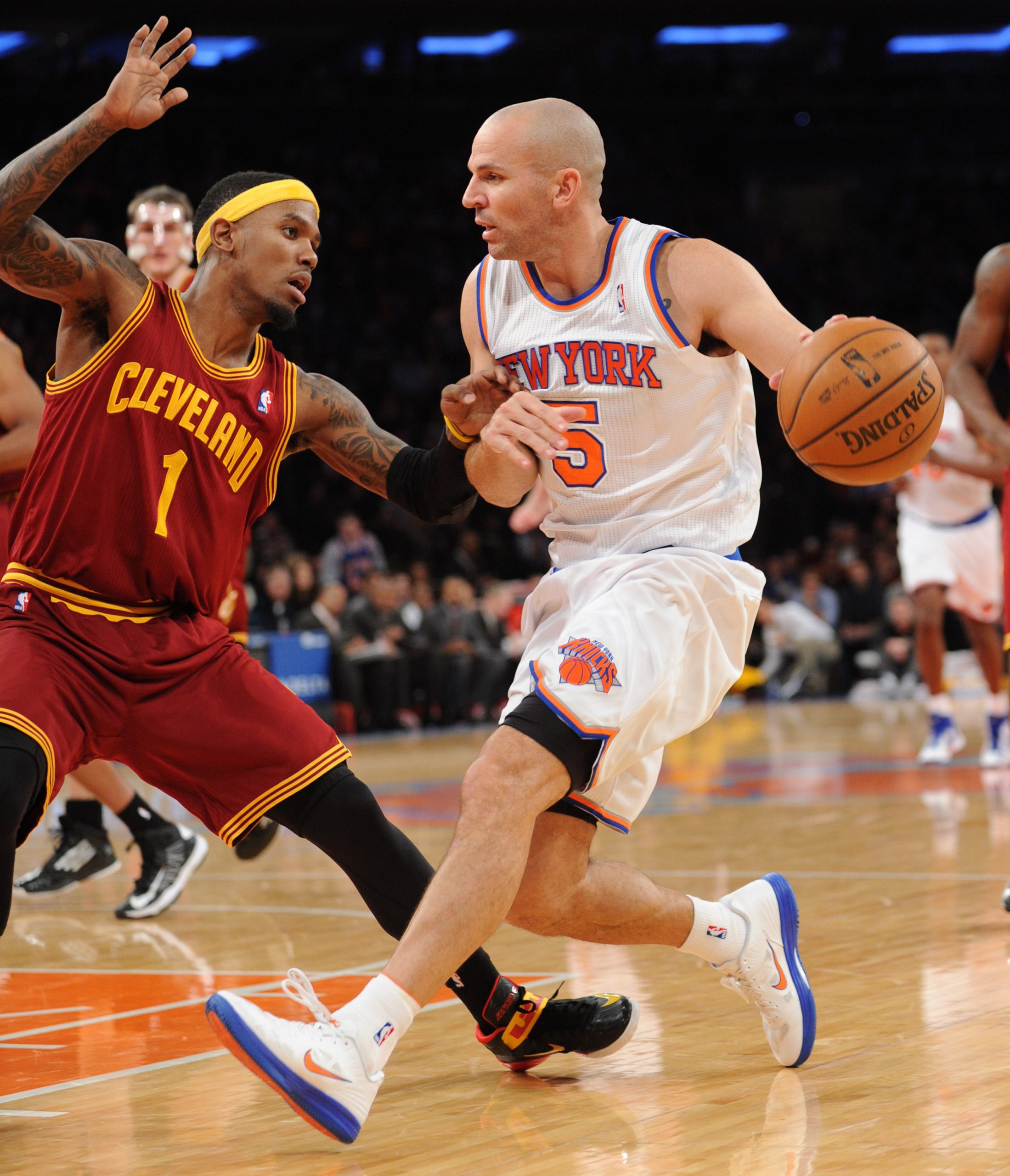 Knicks overcome Irving’s 41, hold off Cavs 103-102