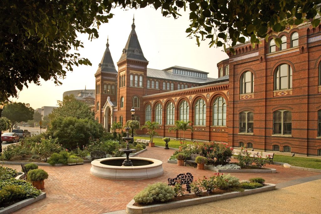 Smithsonian temporarily closes four museums during DC omicron surge