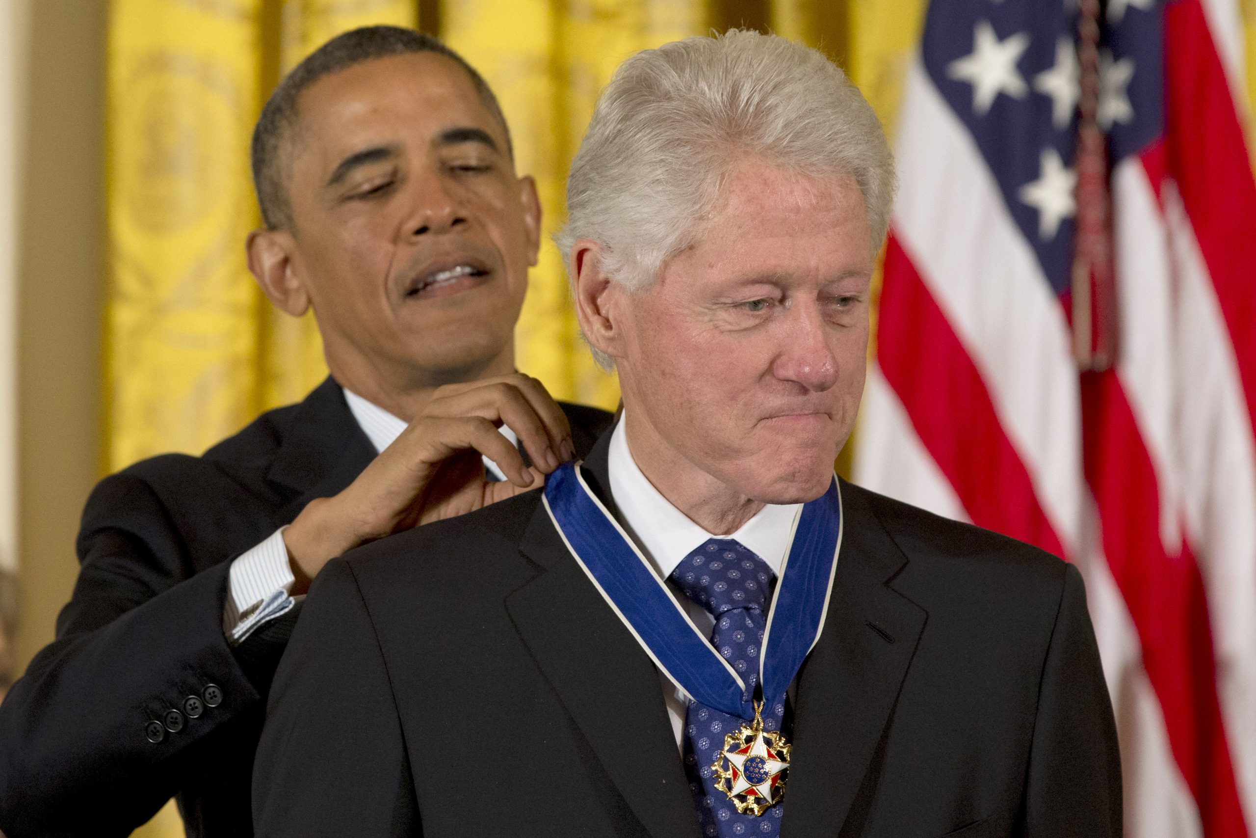 Ignoring tensions, Obama awards Bill Clinton Medal of Freedom