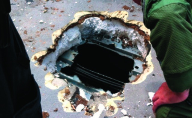 Gunmen rob business through hole in roof