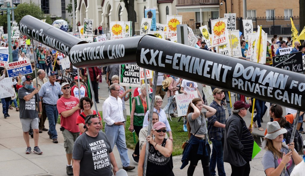Keystone XL oil pipeline faces critical decision