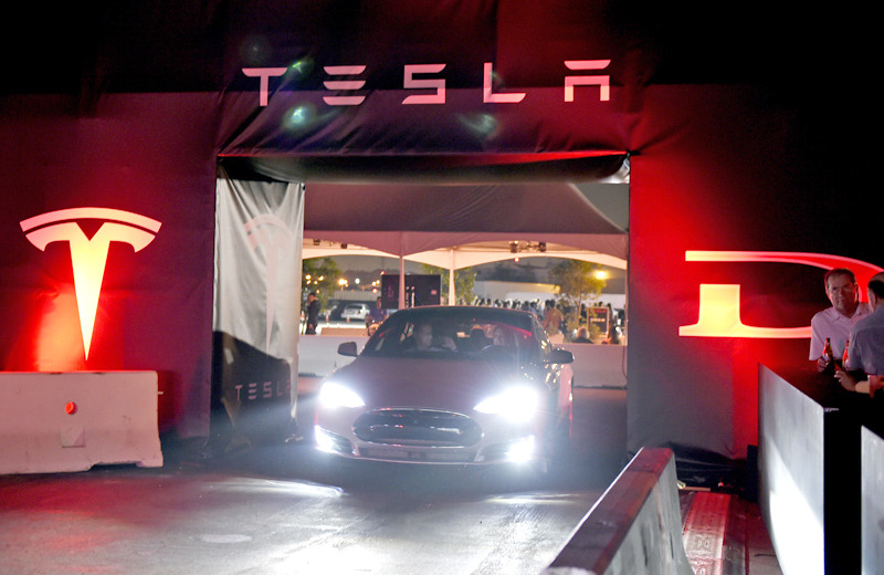 Auto dealers attack Tesla