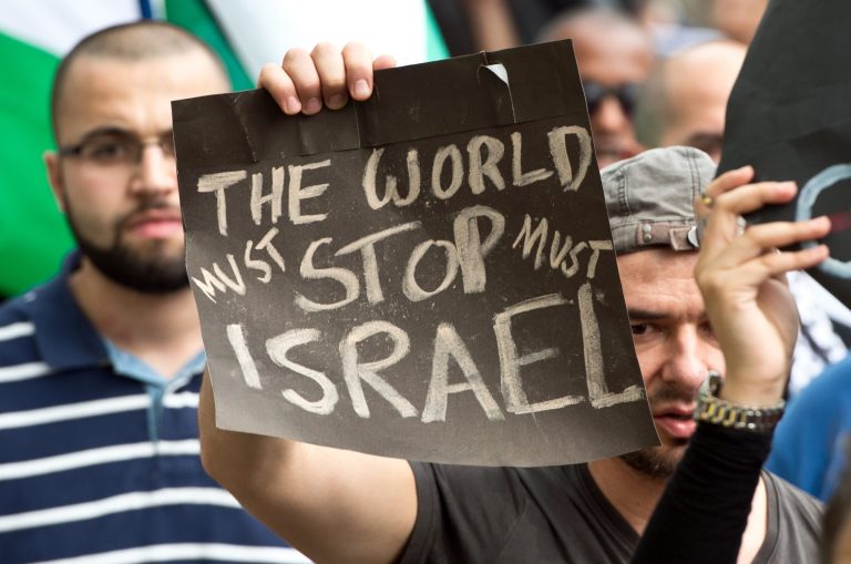 Mehrere hundert Menschen beteiligen sich am 20.07.2014 an einem Protestzug durch die Innenstadt von Frankfurt am Main (Hessen) bei einer pro-palÃ¤stinensischen Kundgebung, um gegen das Vorgehen der israelischen Armee im Gazastreifen zu protestieren. 