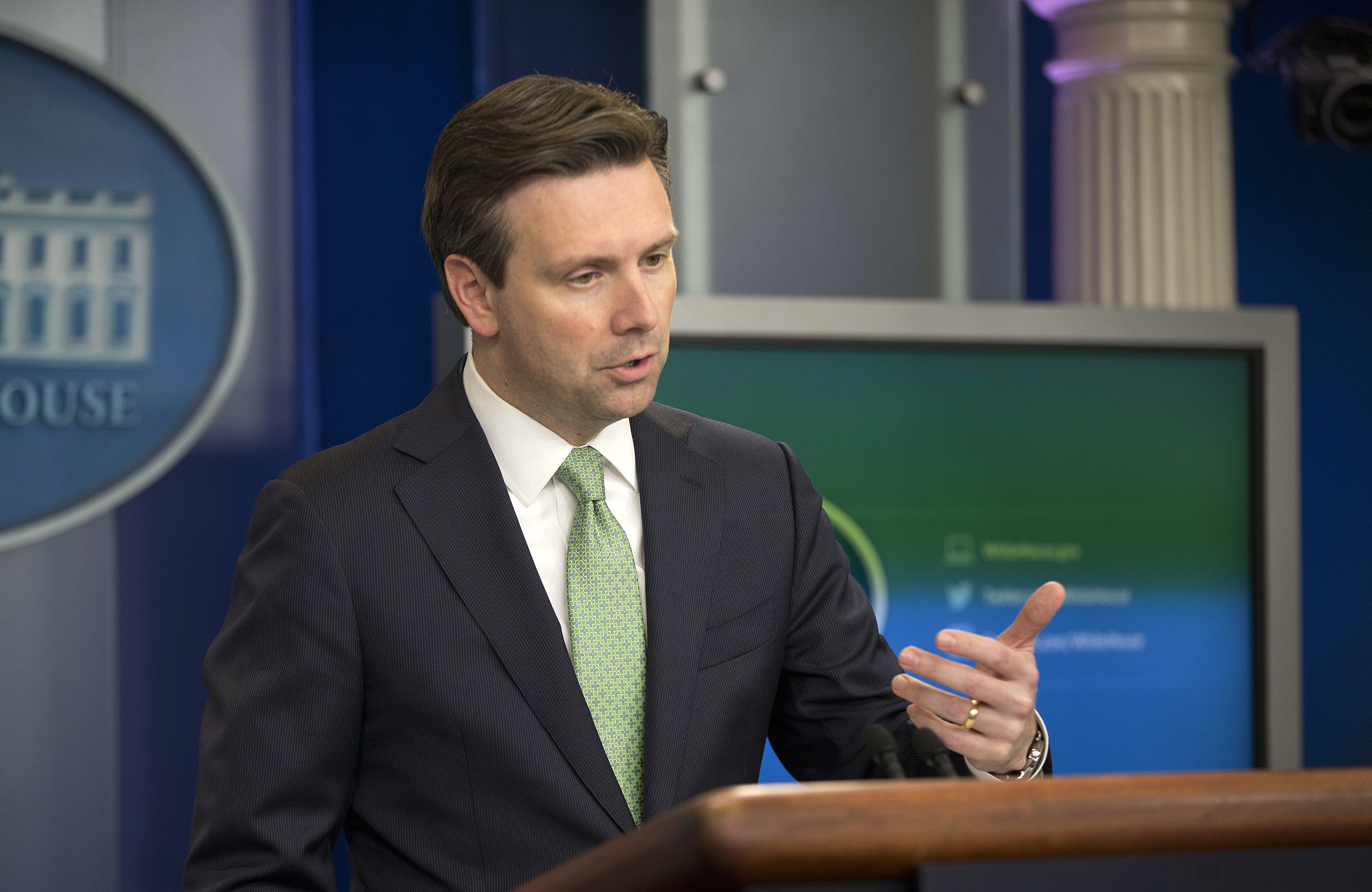 White House dodges on possible Clinton email hack