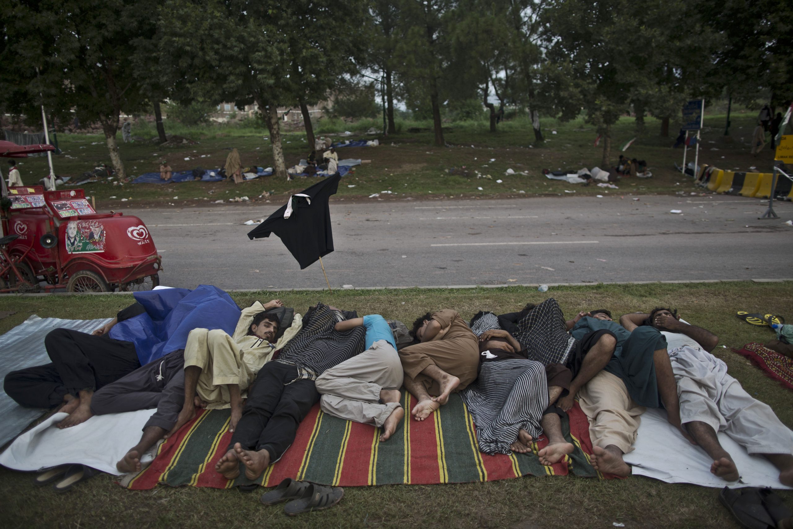AP Photos: Pakistani protesters sleep on streets