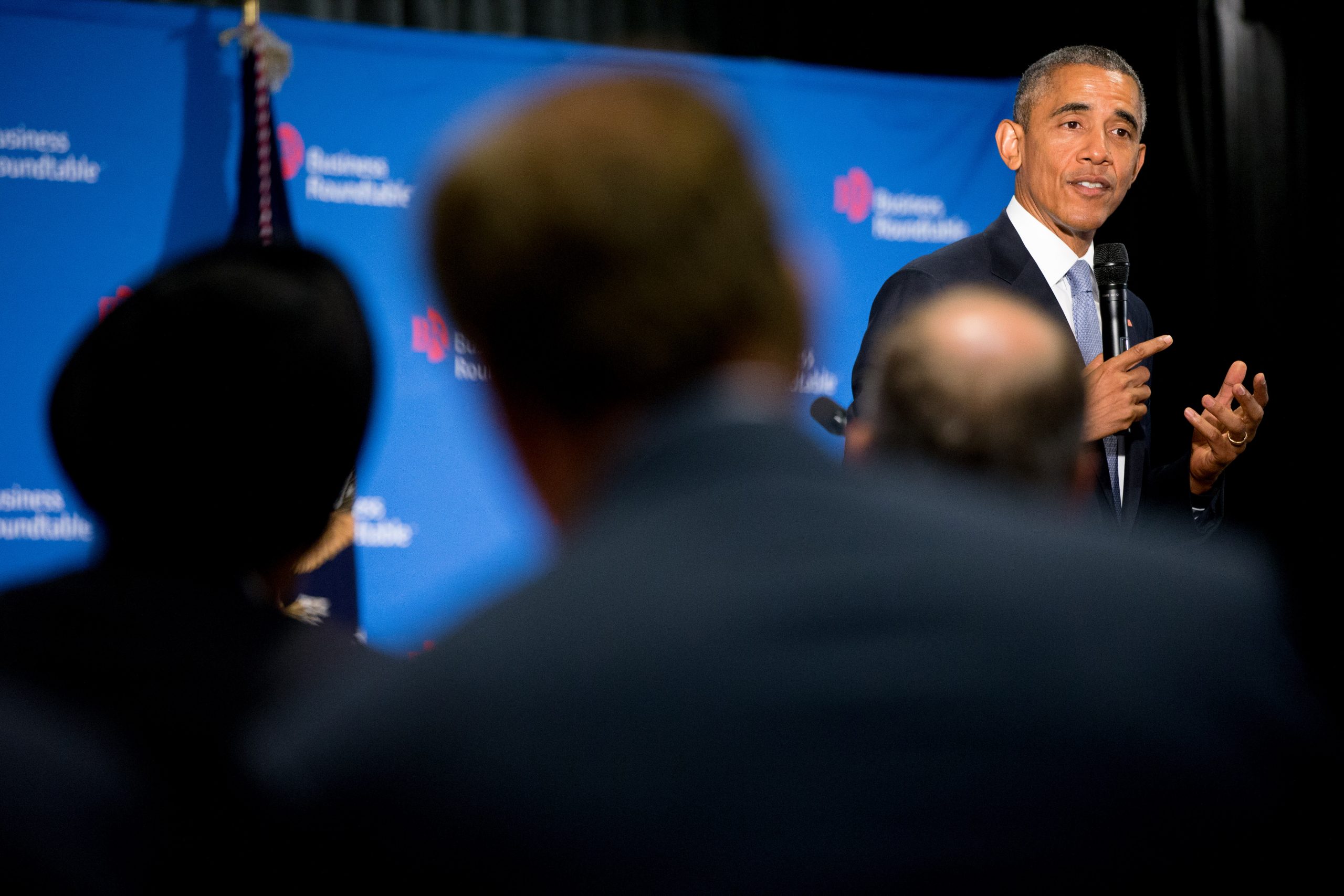 Obama calls on executives to lobby GOP against shutdown