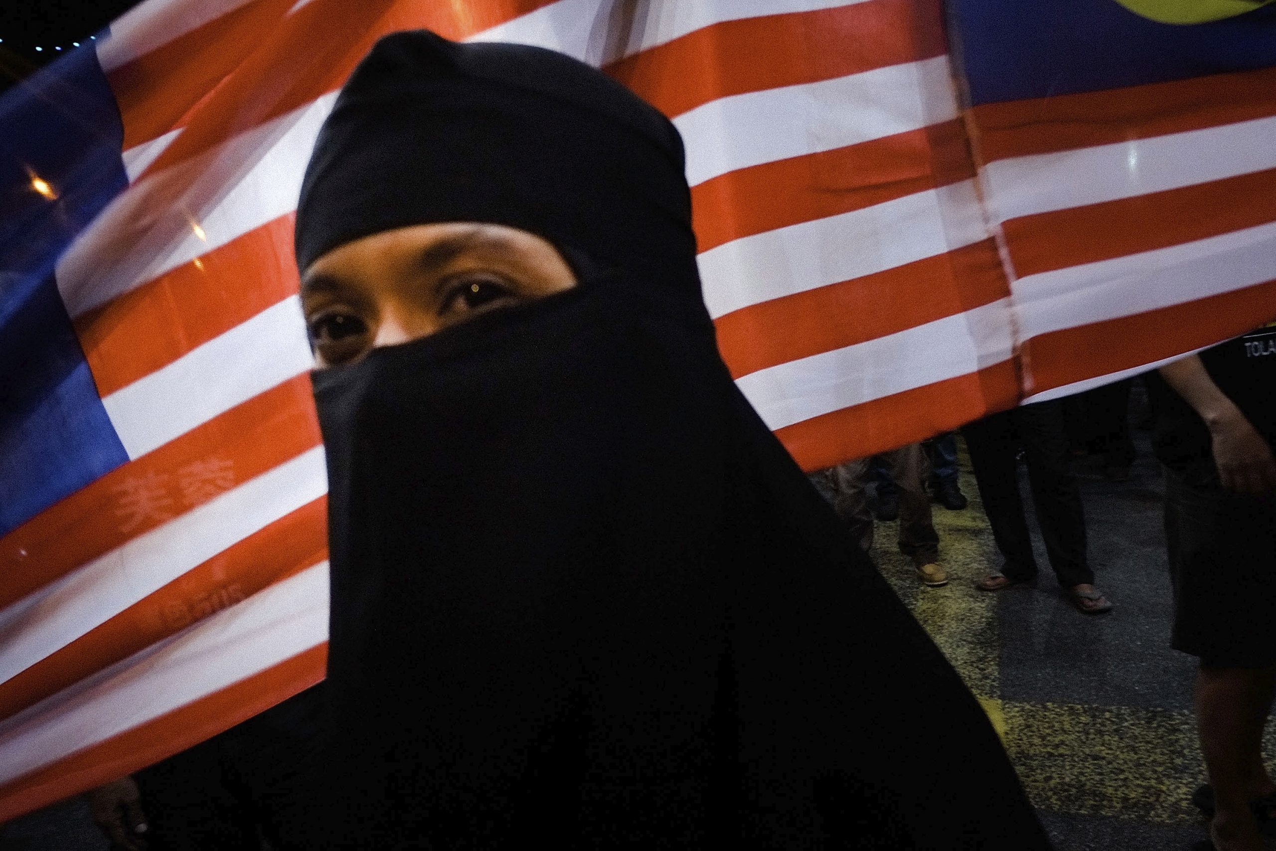 How women should dress in public, according to Muslim countries