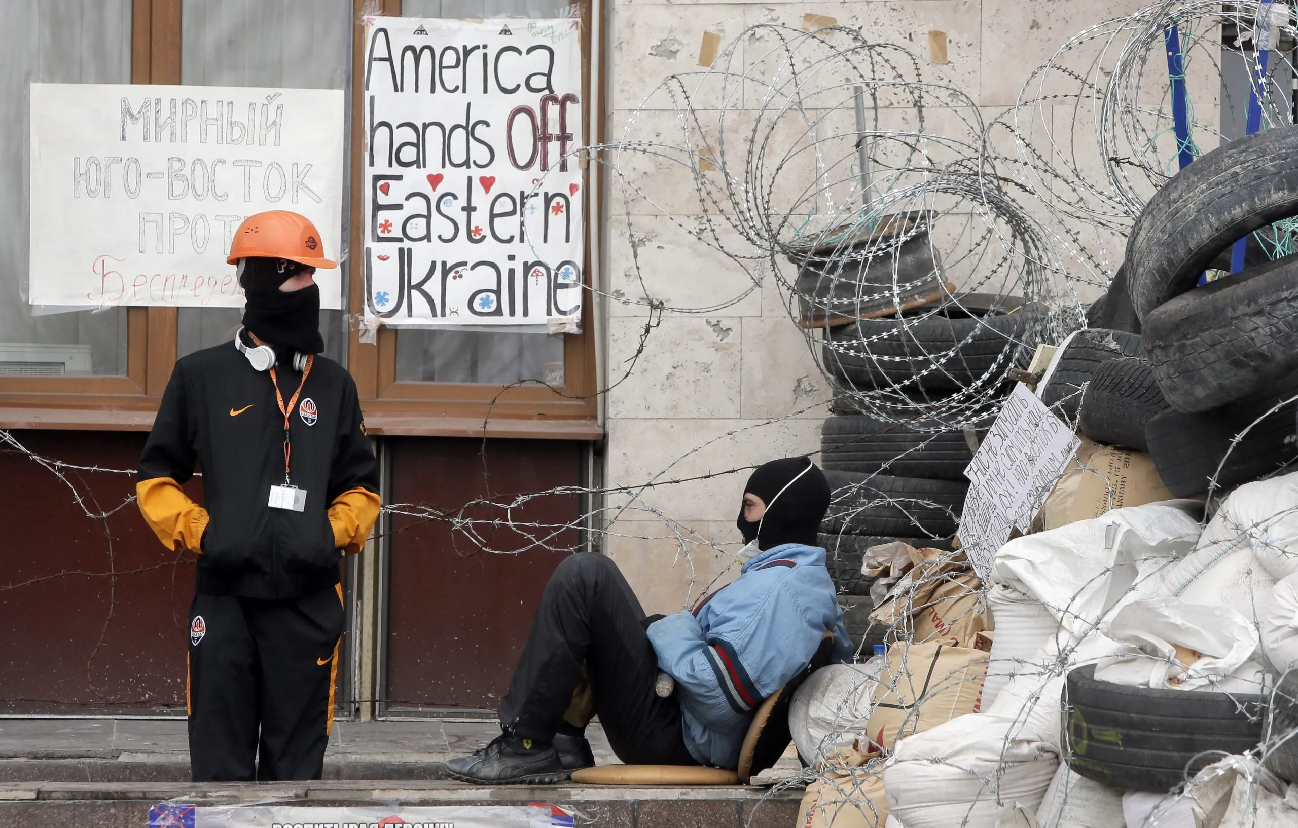 At barricades, Ukraine insurgents await Easter