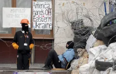 At barricades, Ukraine insurgents await Easter