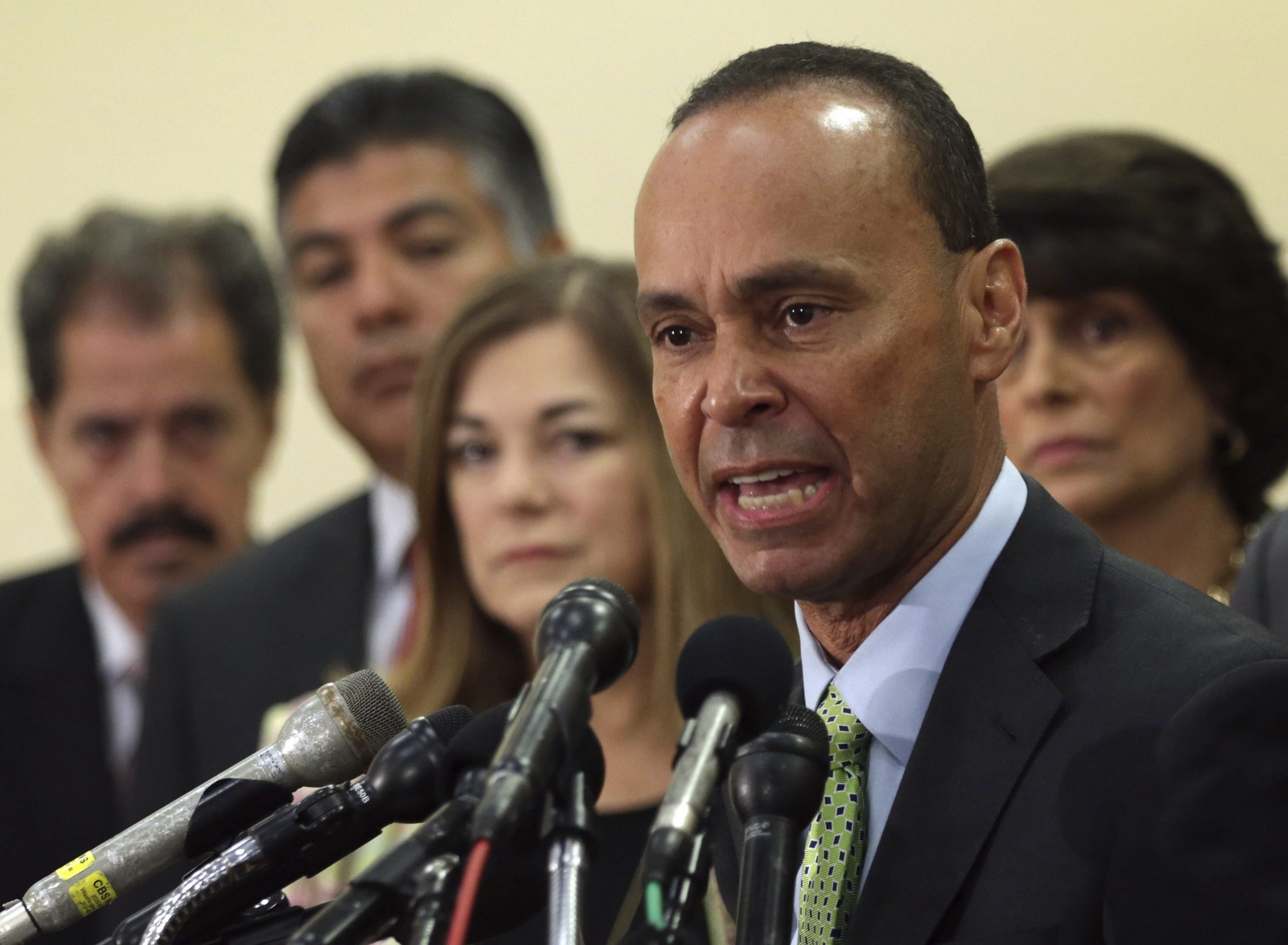 Key Democrat pushes Obama to act on immigration