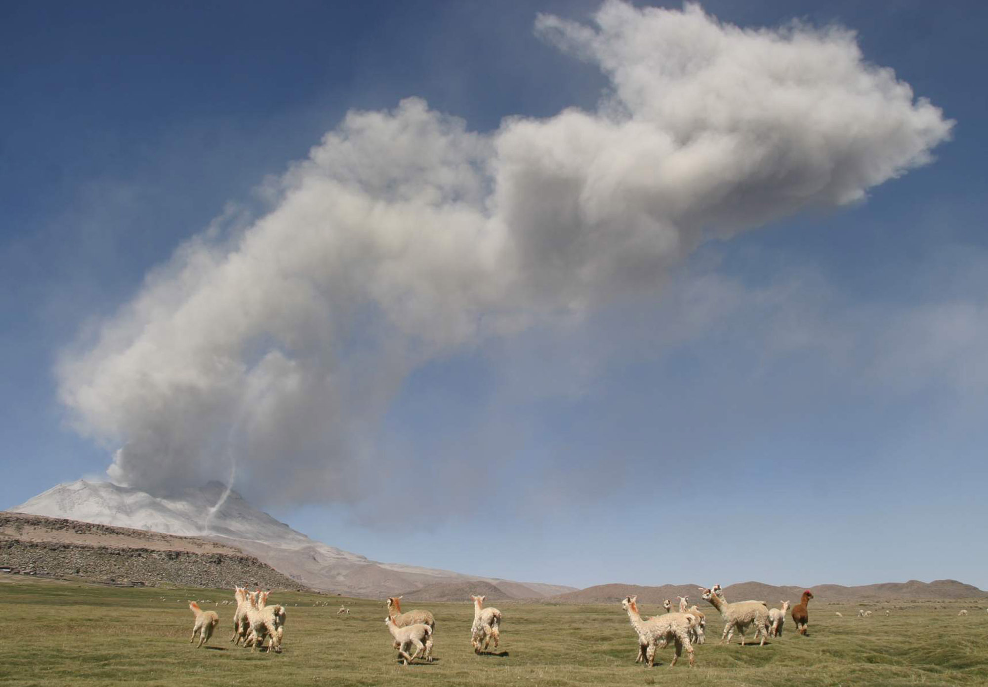Peru volcano prompts evacuation of 4,000