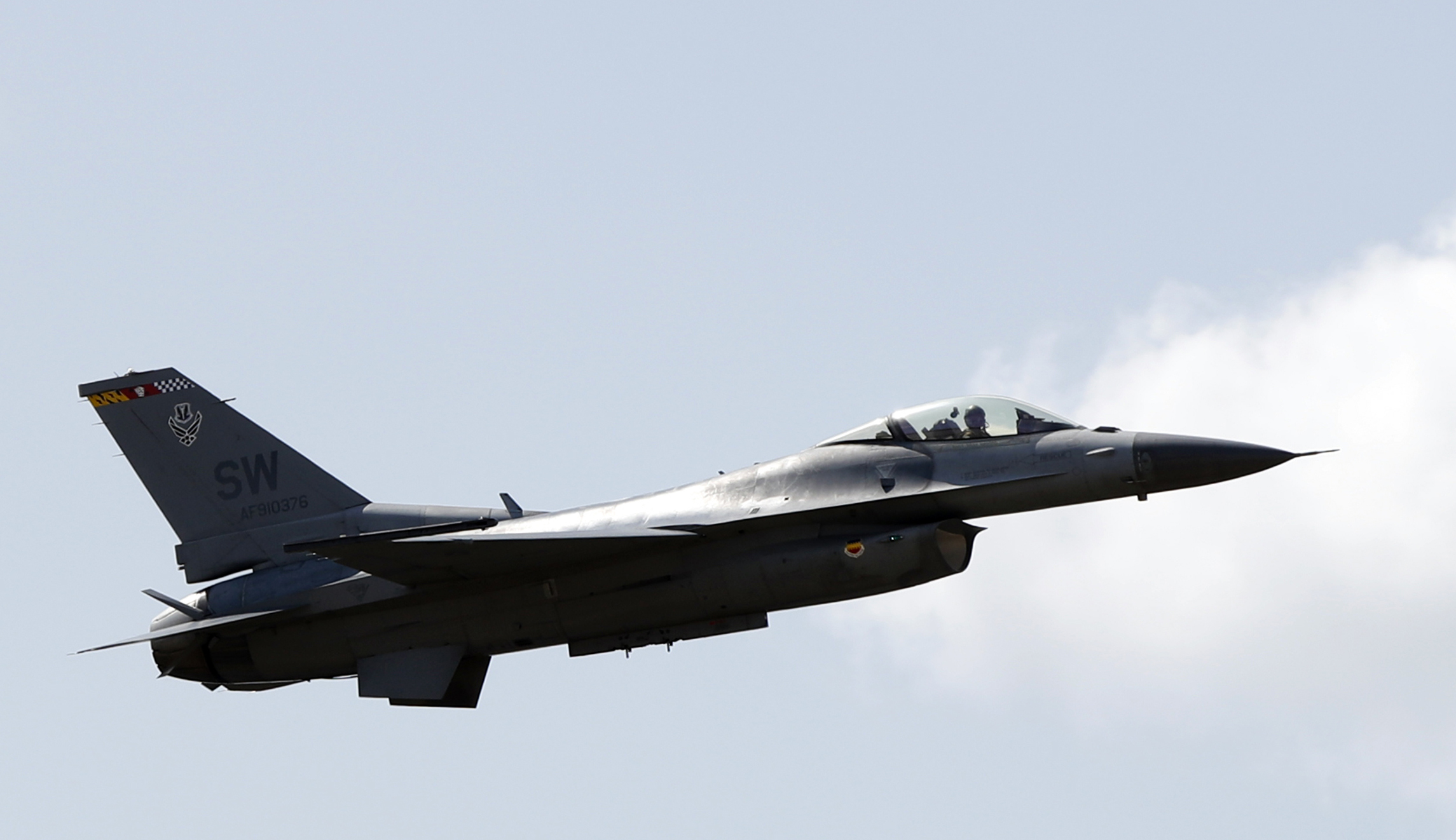 F-16 aircraft crashes in Arizona, killing pilot