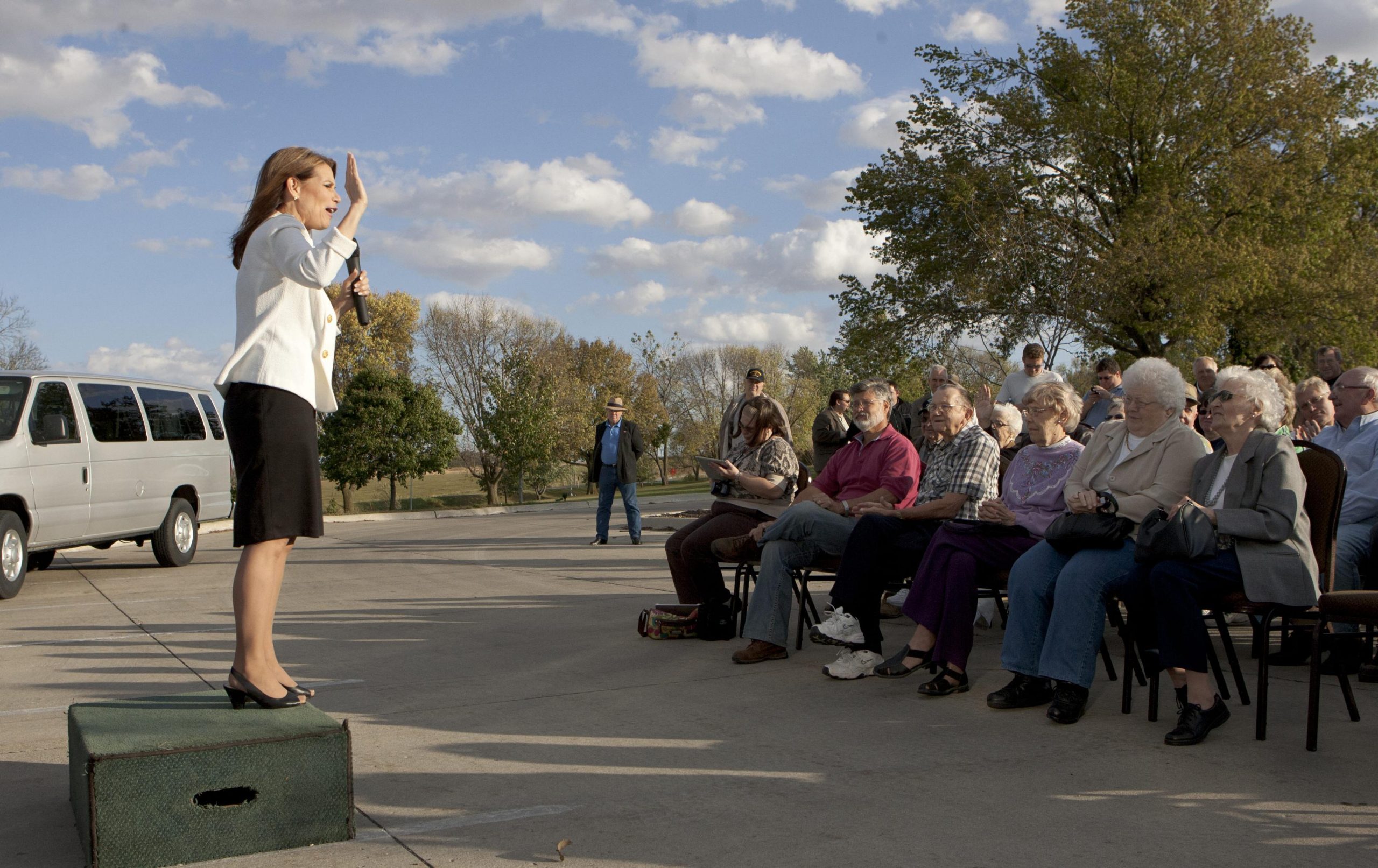 Bachmann plummets in GOP presidential race