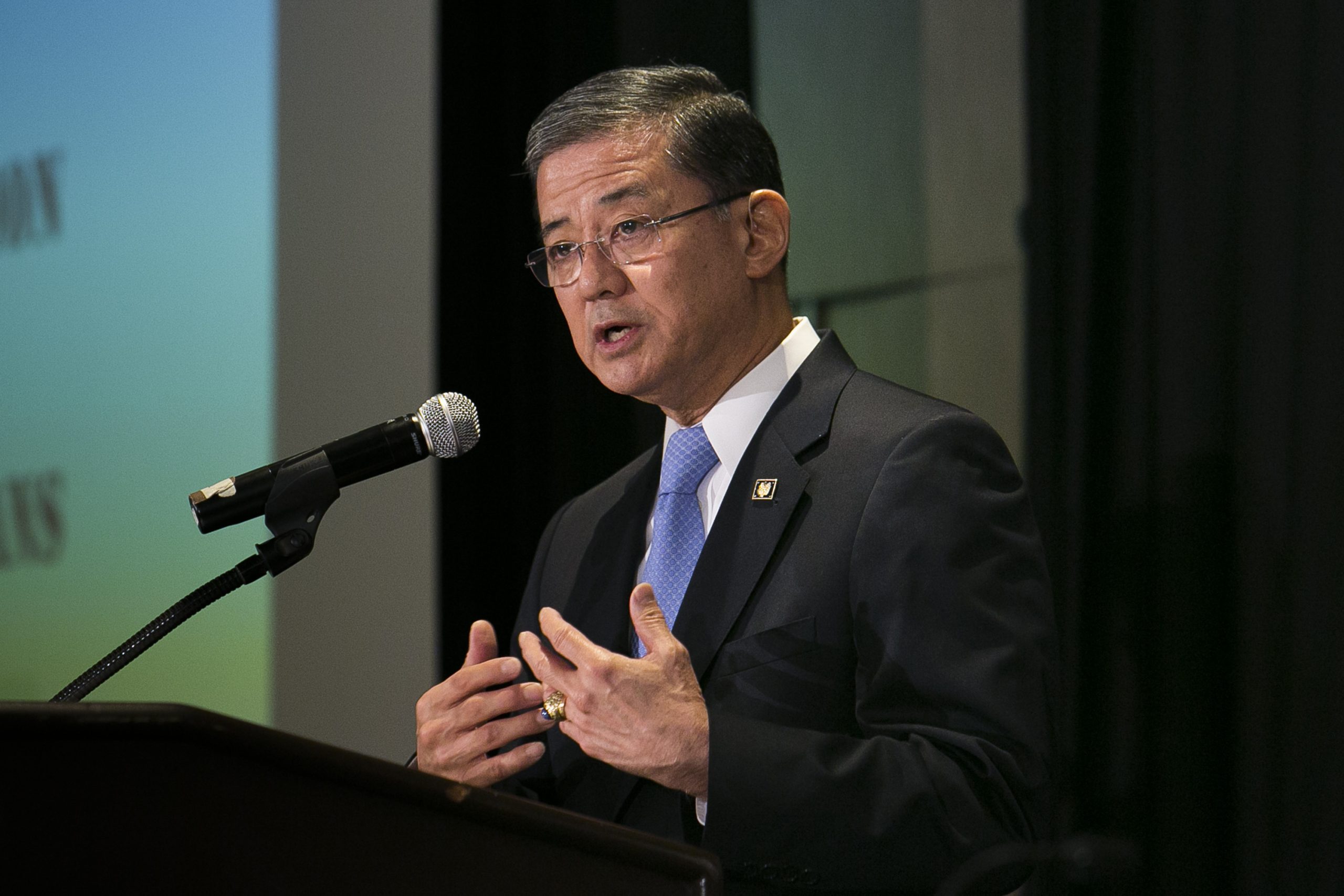 Eric Shinseki fights back, fires leaders of Phoenix Veterans Affairs facility