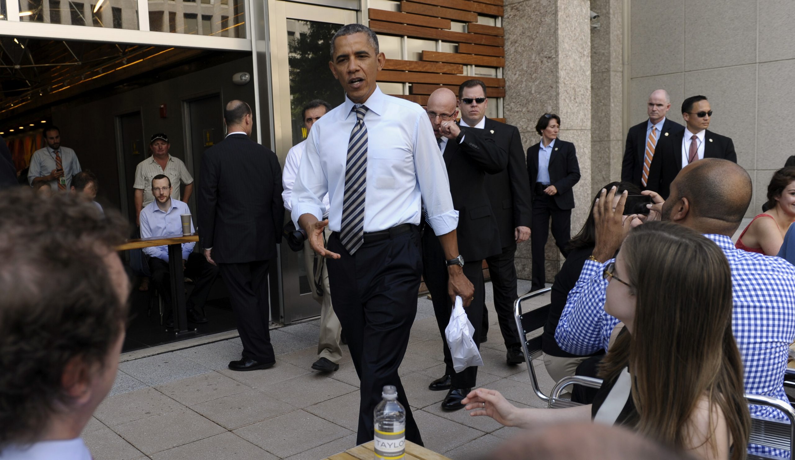 Obama supports back pay for furloughed government workers