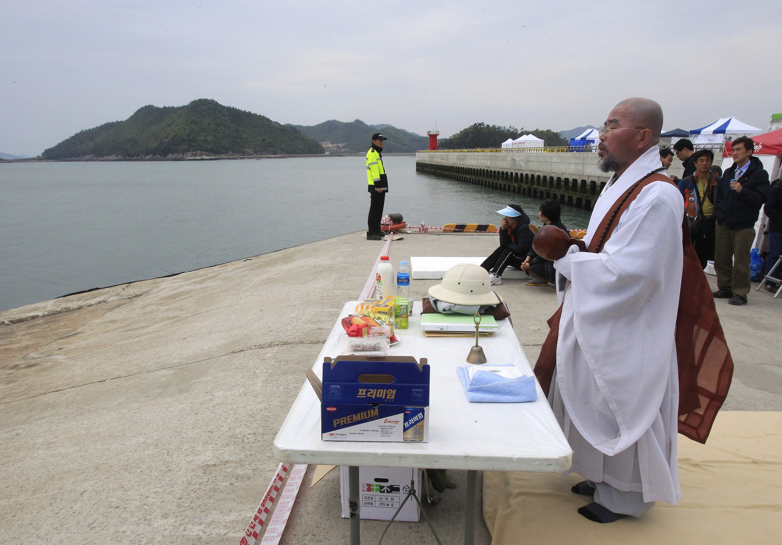 Volunteers quietly help families of ferry’s lost
