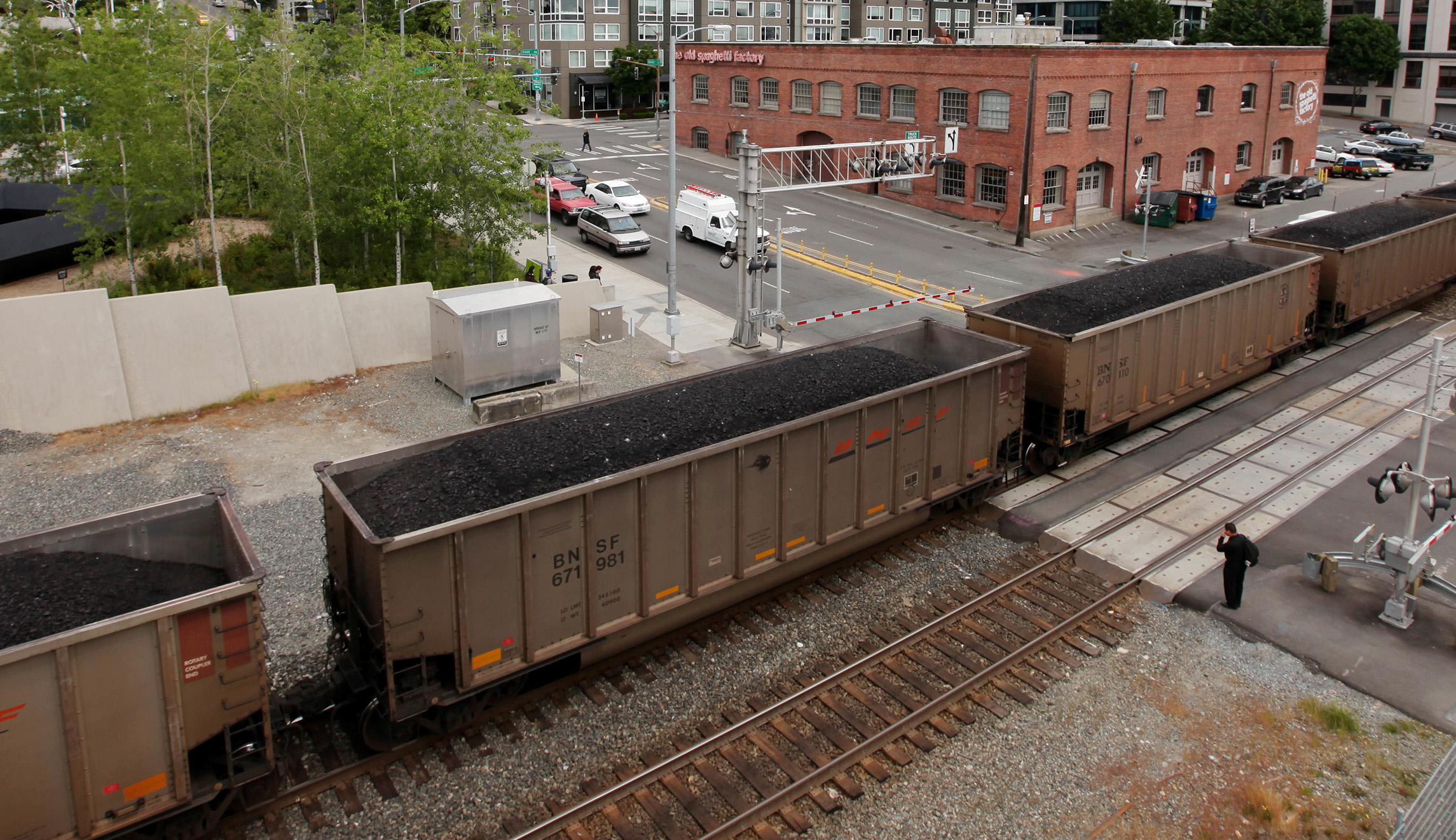 Coal industry, farmers, refiners join lawsuit to stop Washington from blocking export terminal