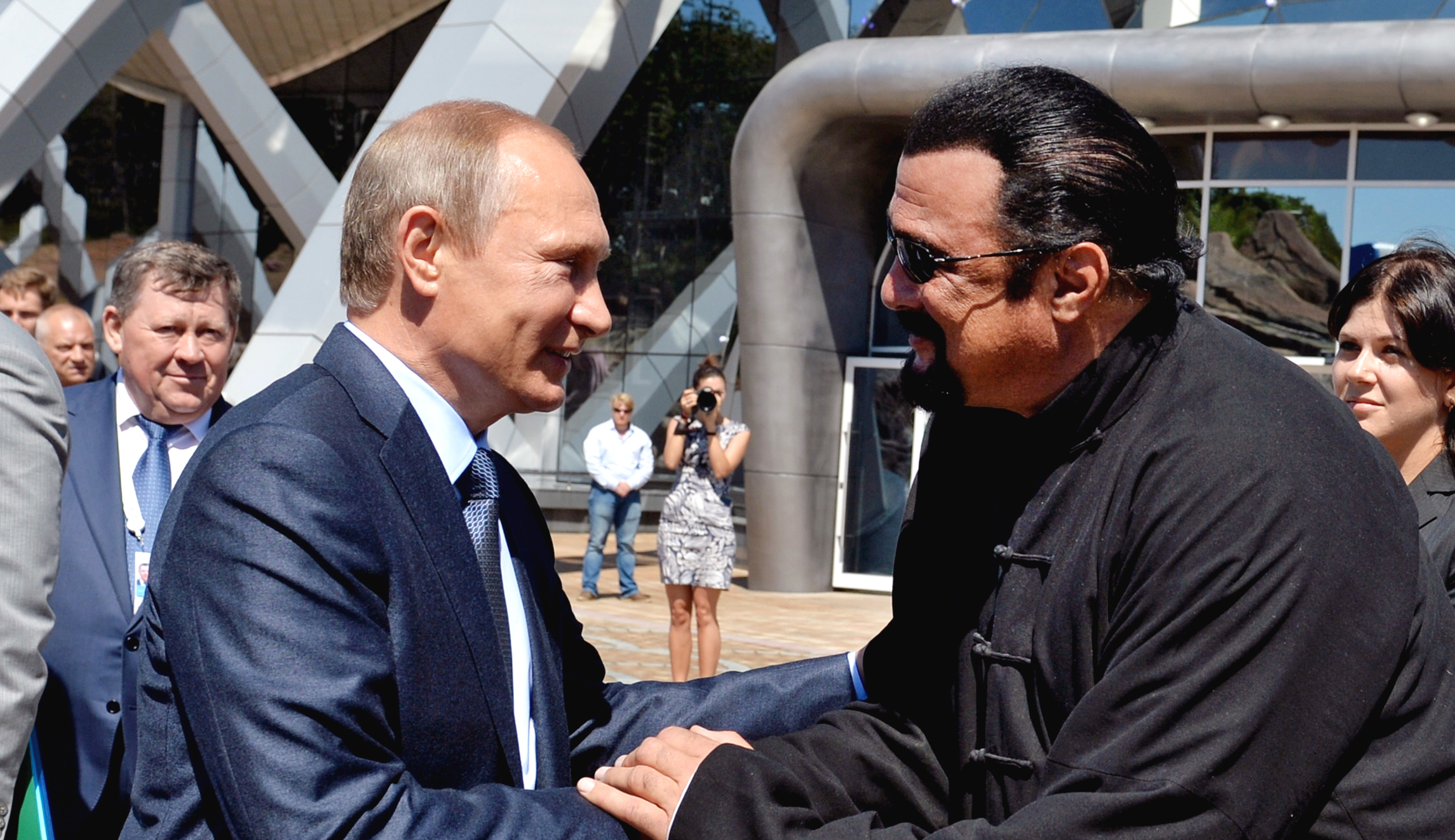 Steven Seagal pushes Russian propaganda, says Ukraine hit POWs in Donbas