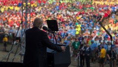Trump, media in endless battle over who should apologize