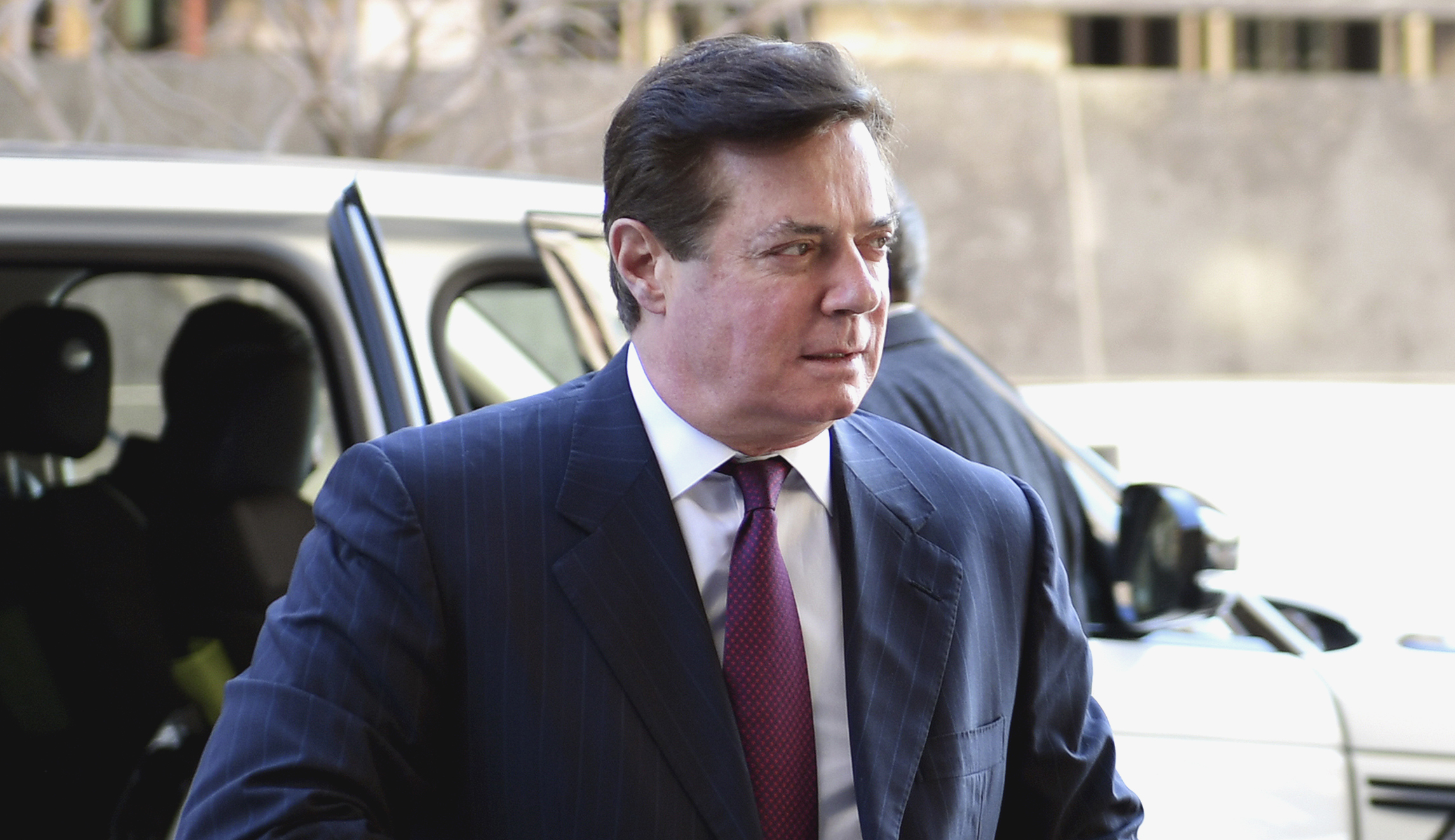 FBI describes early-morning raid of Paul Manafort’s condo