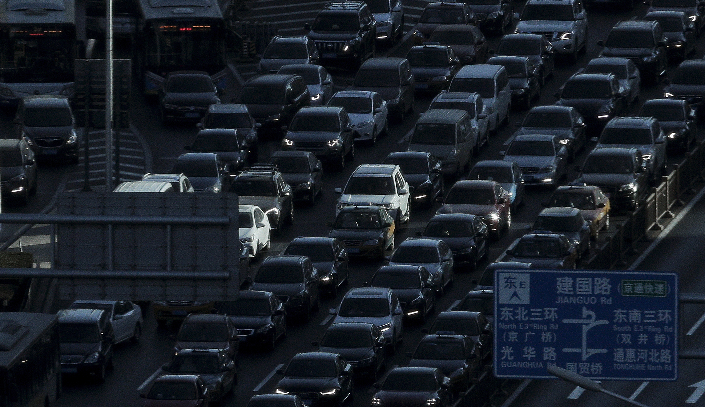 China to temporarily suspend auto tariffs starting next year
