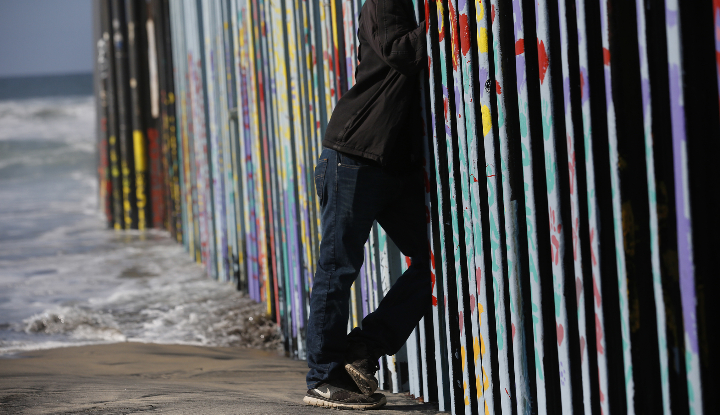 Trump, the great ‘builder,’ is erecting a glorified picket fence instead of a wall