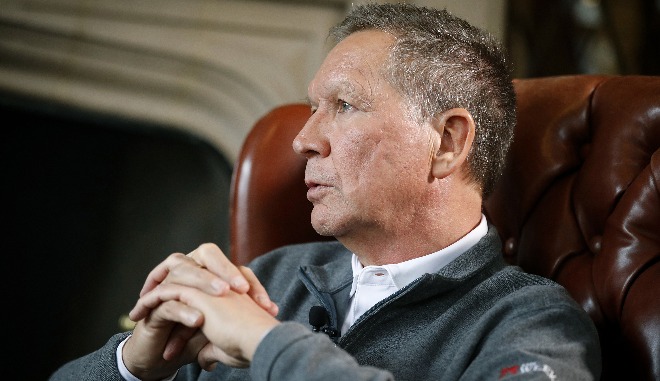 Comedian slams John Kasich over airline seat episode