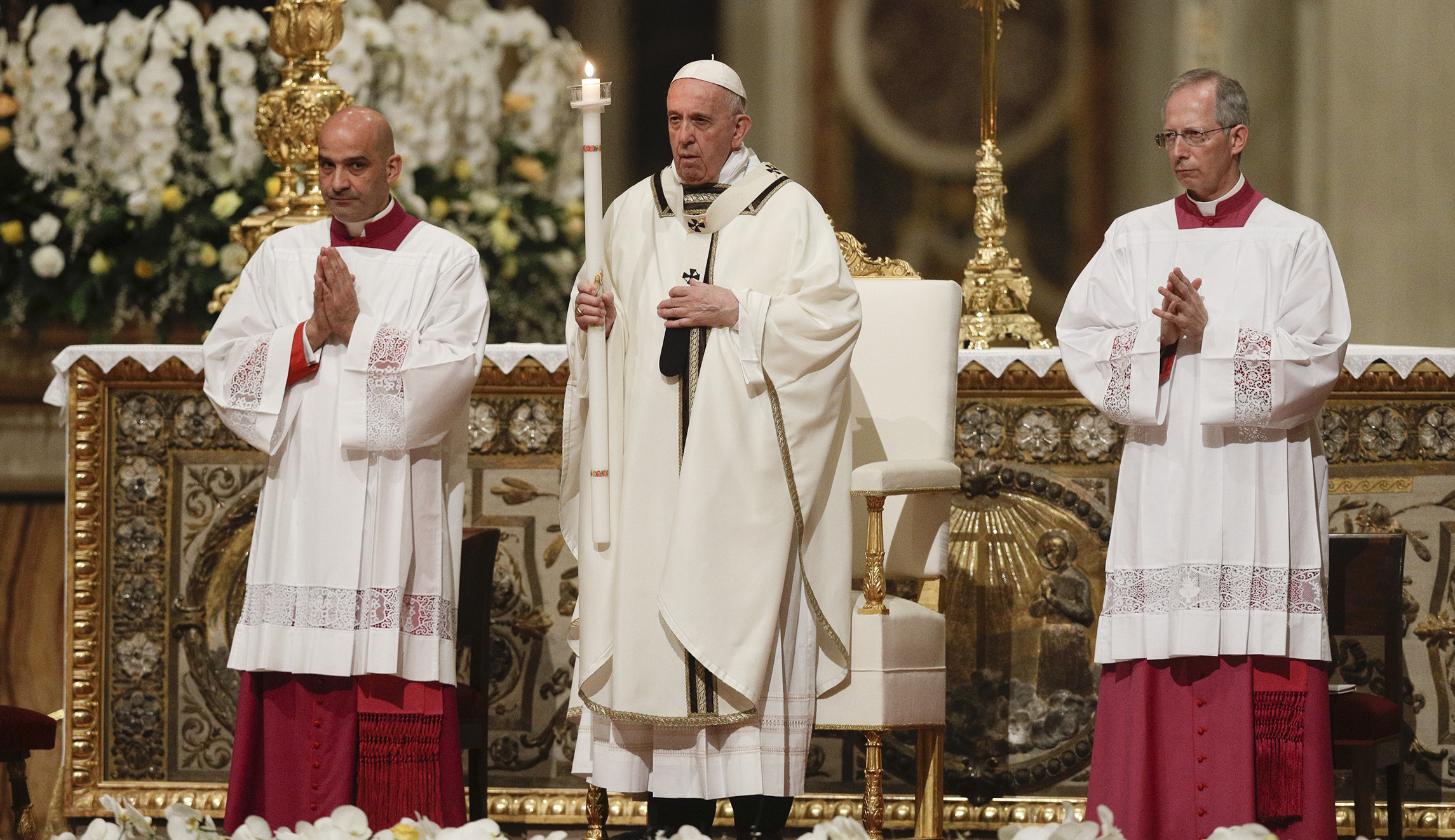 Pope Francis asks Catholics to reject ‘glitter of wealth’ in Easter vigil