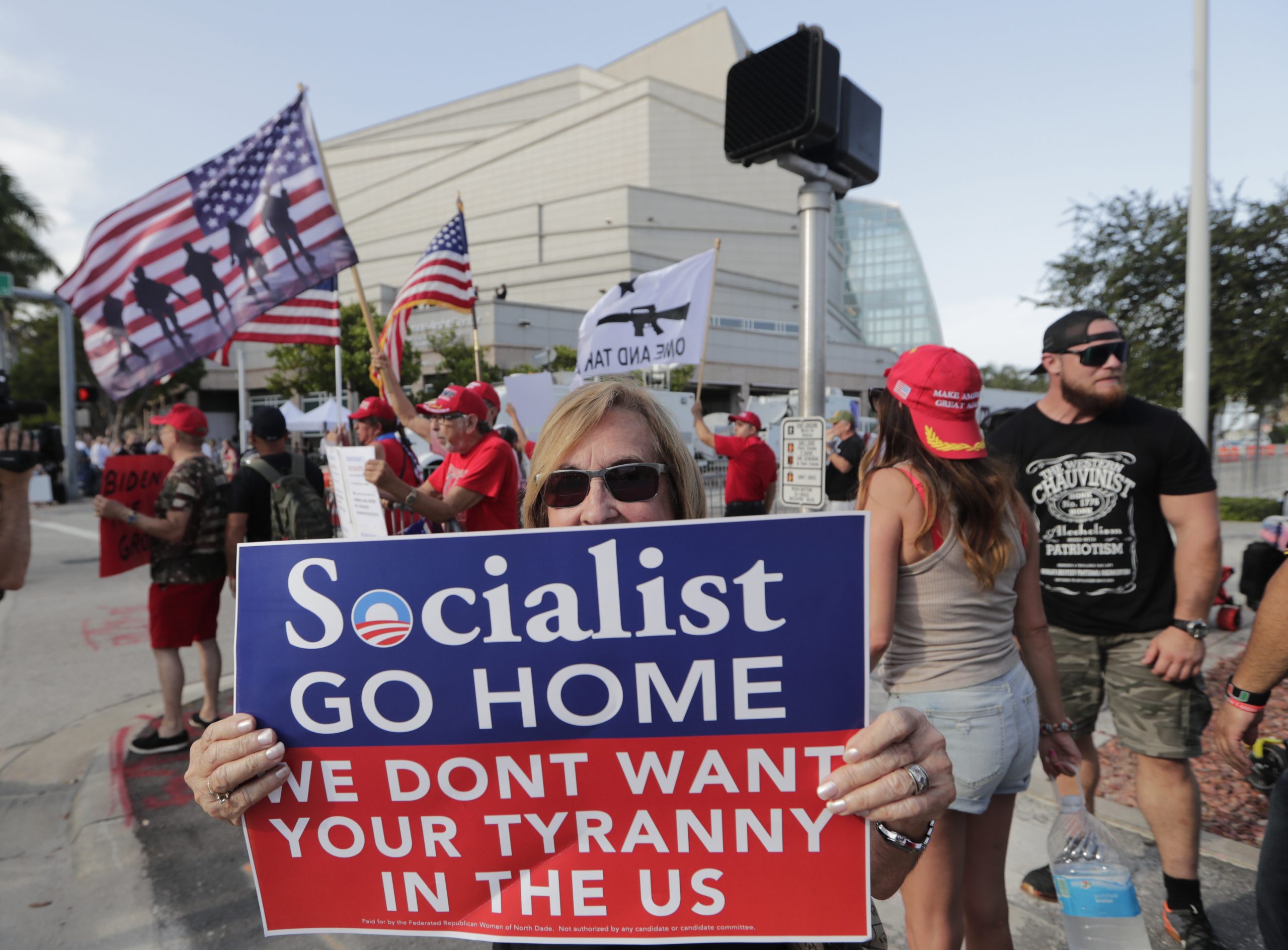 Pro-Trump protests 2nd night in row at Democratic debates
