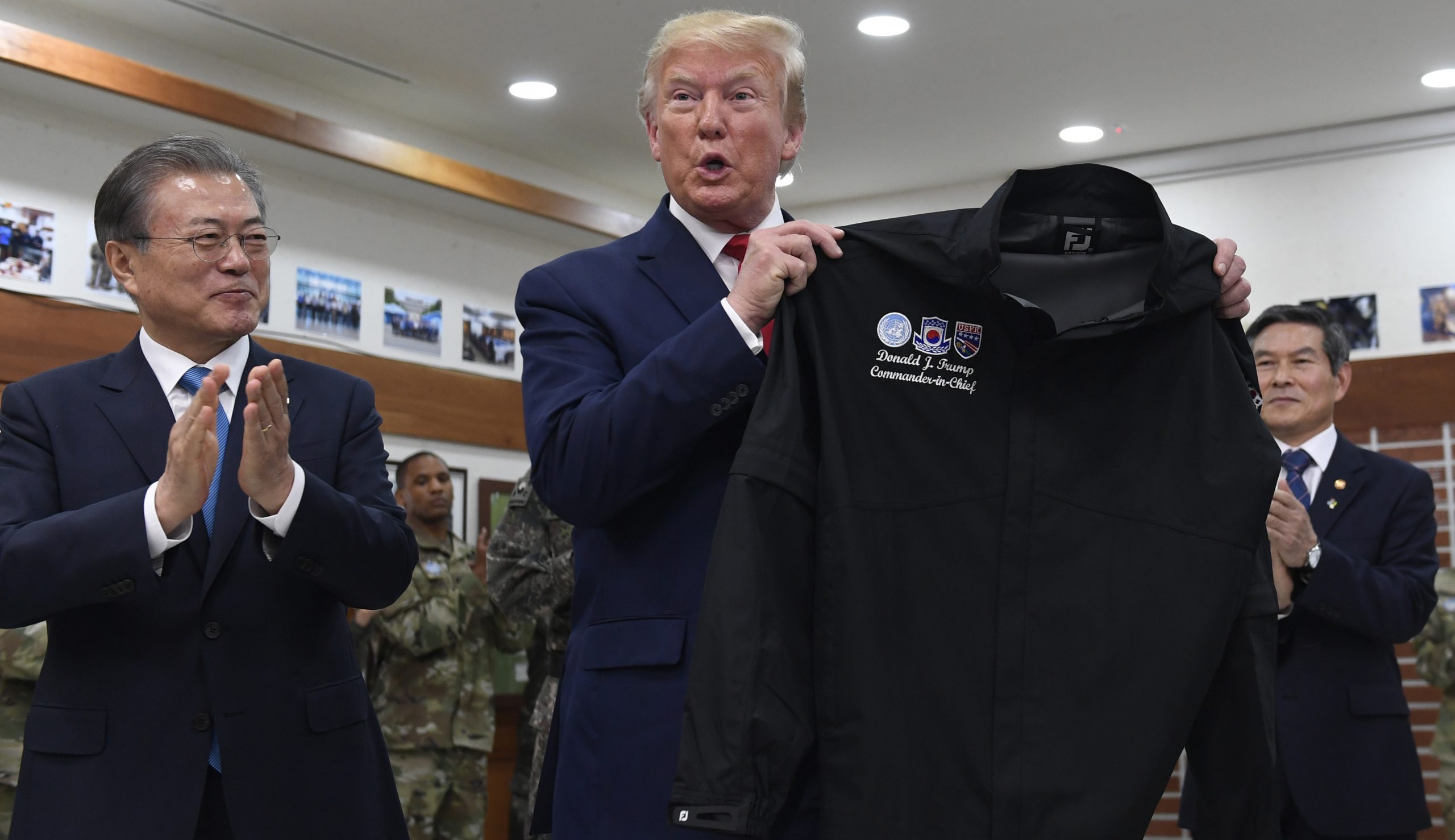 Servicemembers give Trump a gift in Korea
