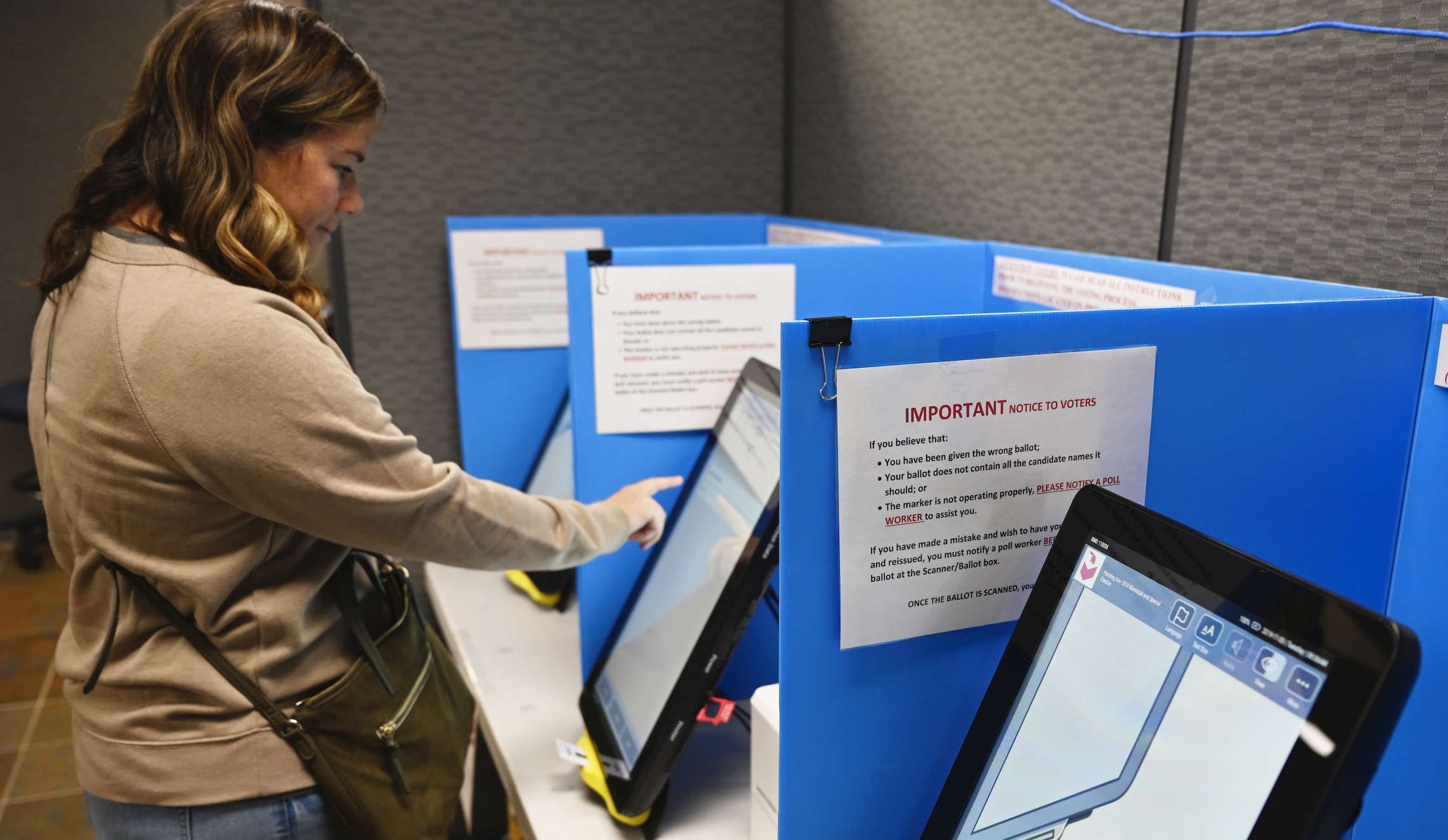 Election judge pleads guilty to stuffing ballot boxes during primary elections for bribes