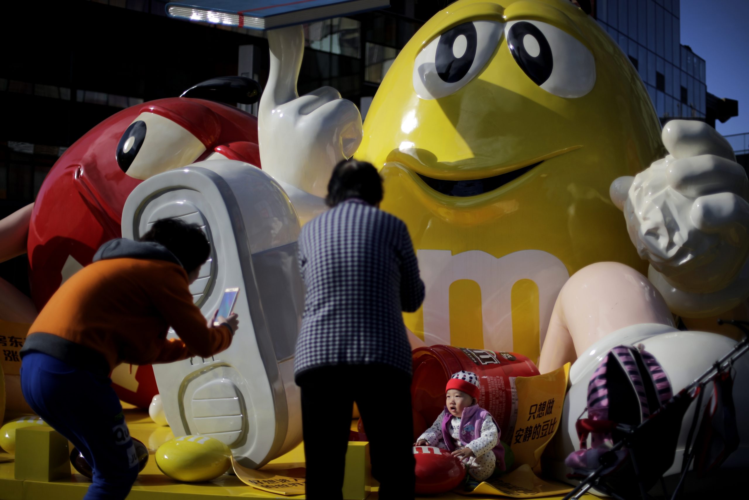 Man breaks world record by stacking five M&M’s