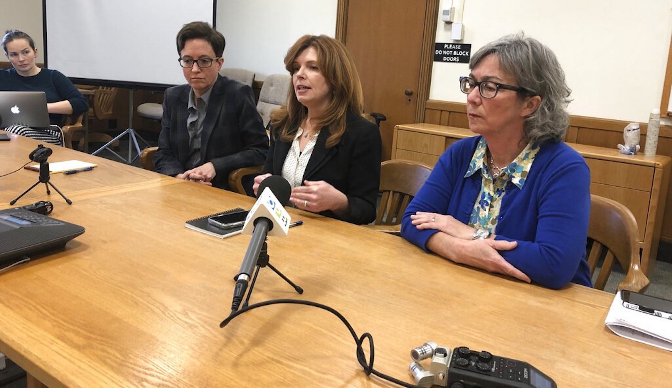 Independent Oregon gubernatorial hopeful surges as Republican avoids Trump links