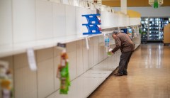 Minnesota and Vermont governors classify grocery store employees as emergency personnel