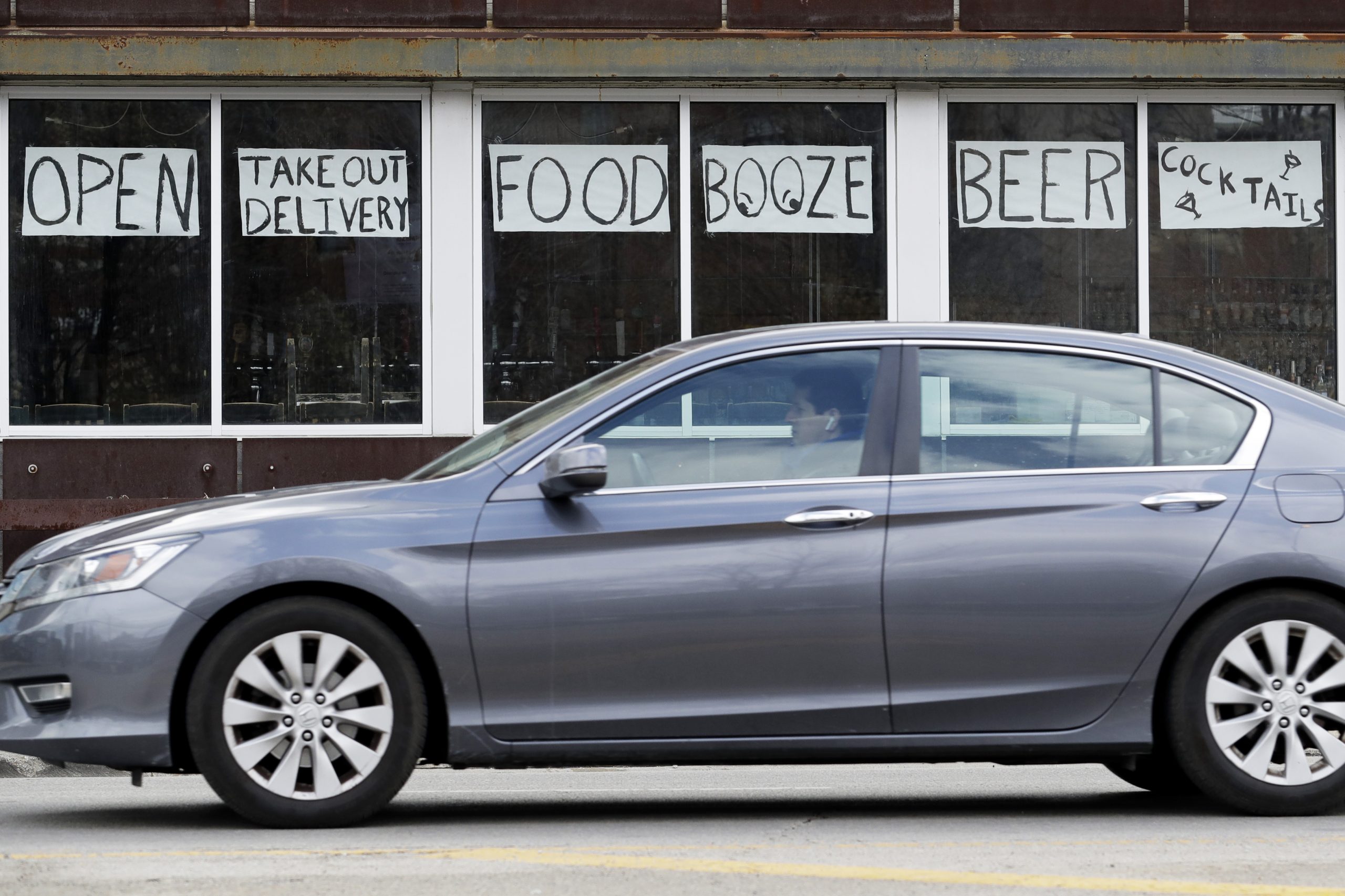 Illinois lawmakers move on at-home liquor delivery